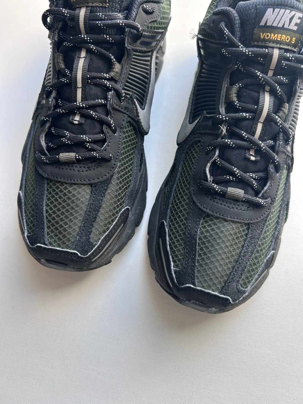 NIKE VOMERO 5 “KHAKI/BLACK” 42,5EU