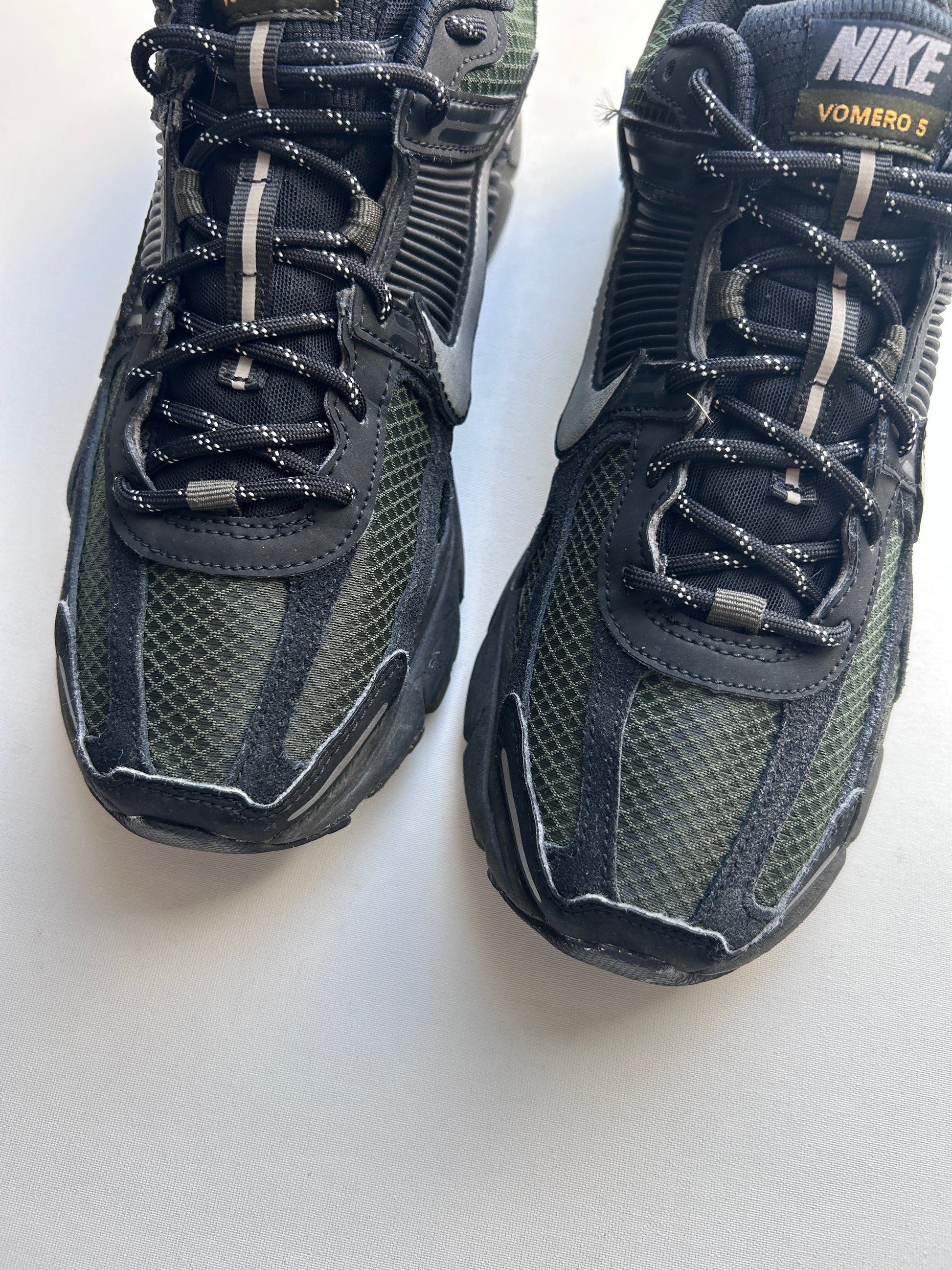NIKE VOMERO 5 “KHAKI/BLACK” 42,5EU