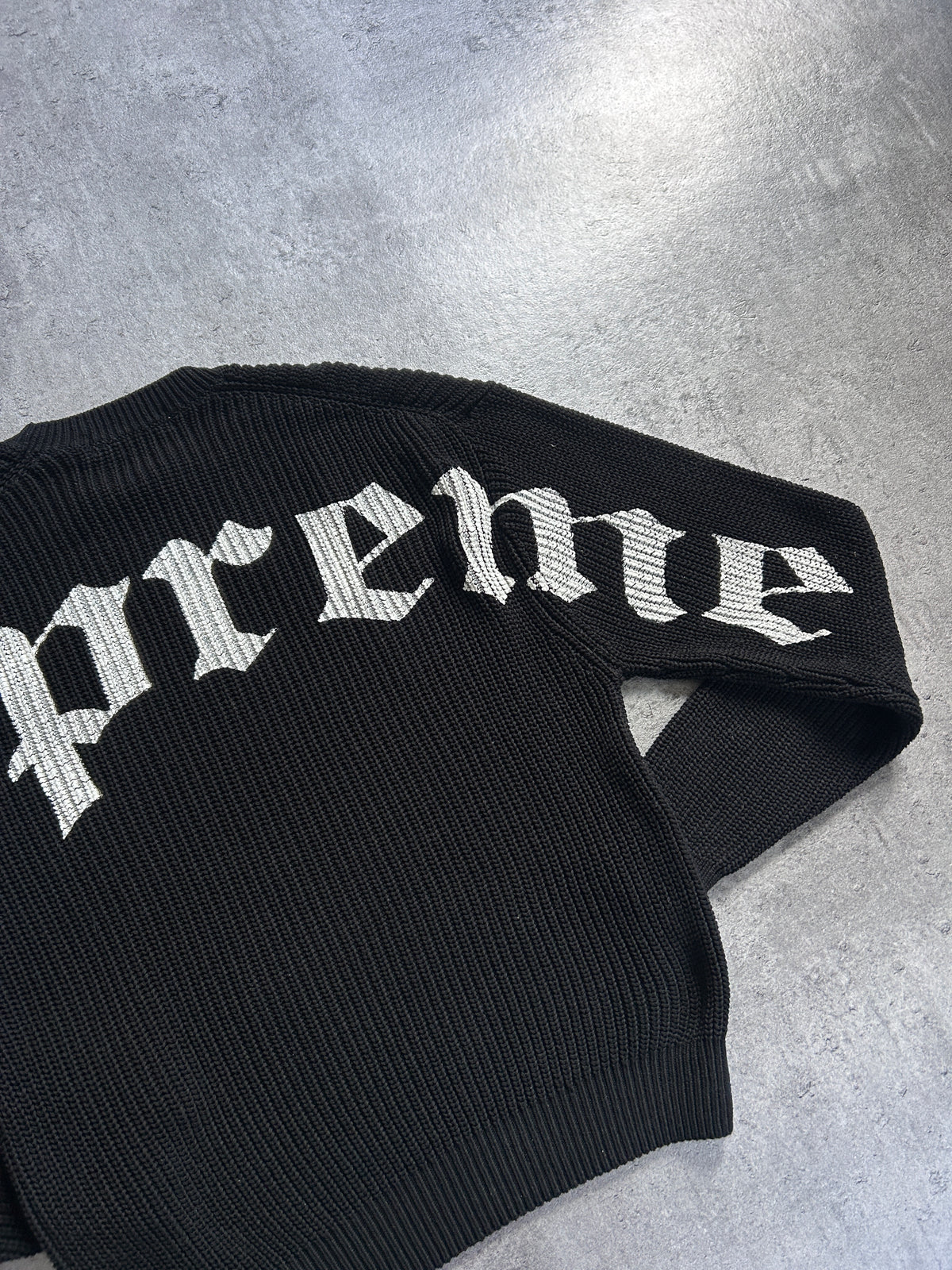 SUPREME OLD ENGLISH CRACKED PRINT (XS)