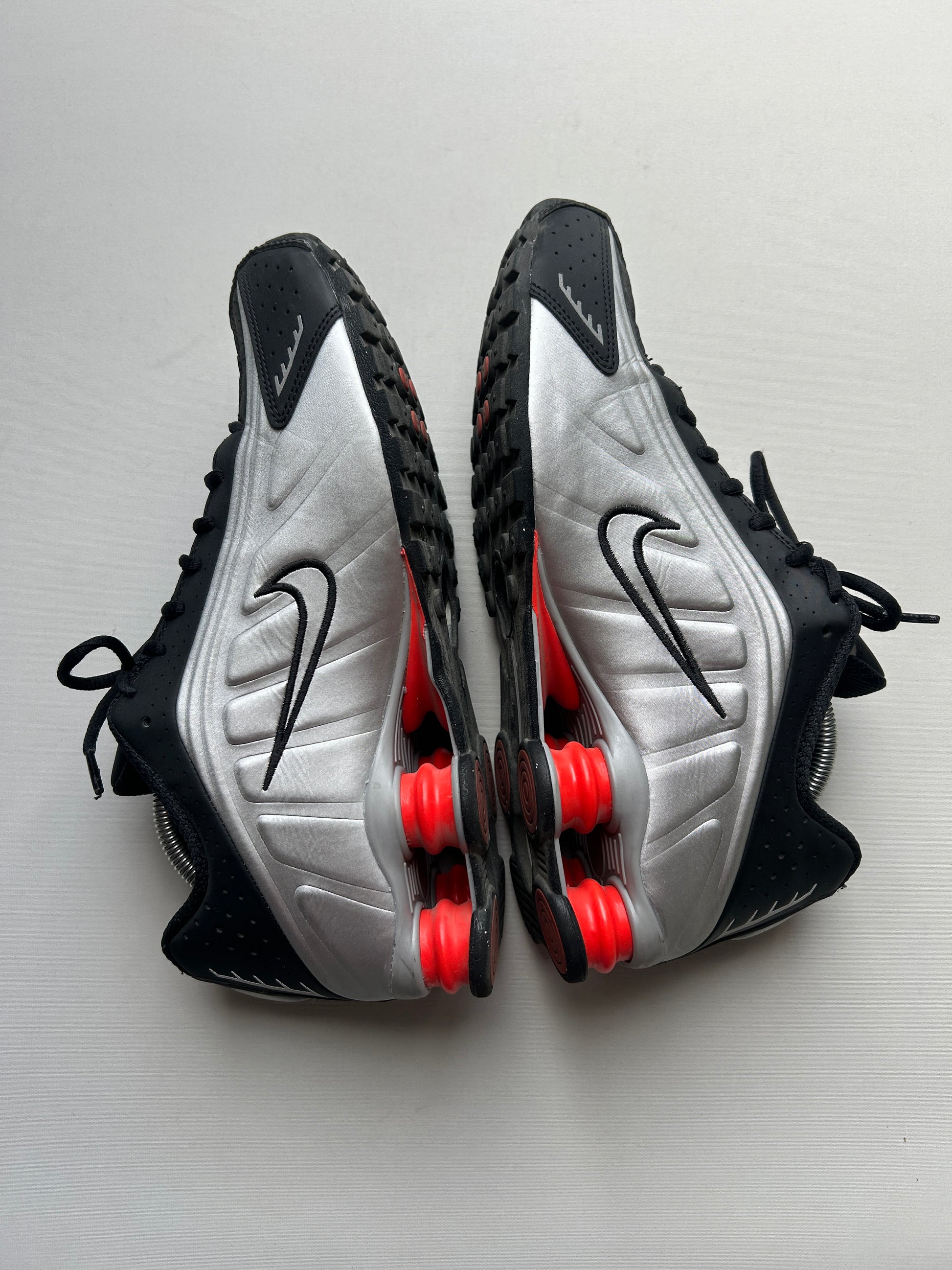 NIKE SHOX R4 “METALLIC SILVER RED” 42,5EU