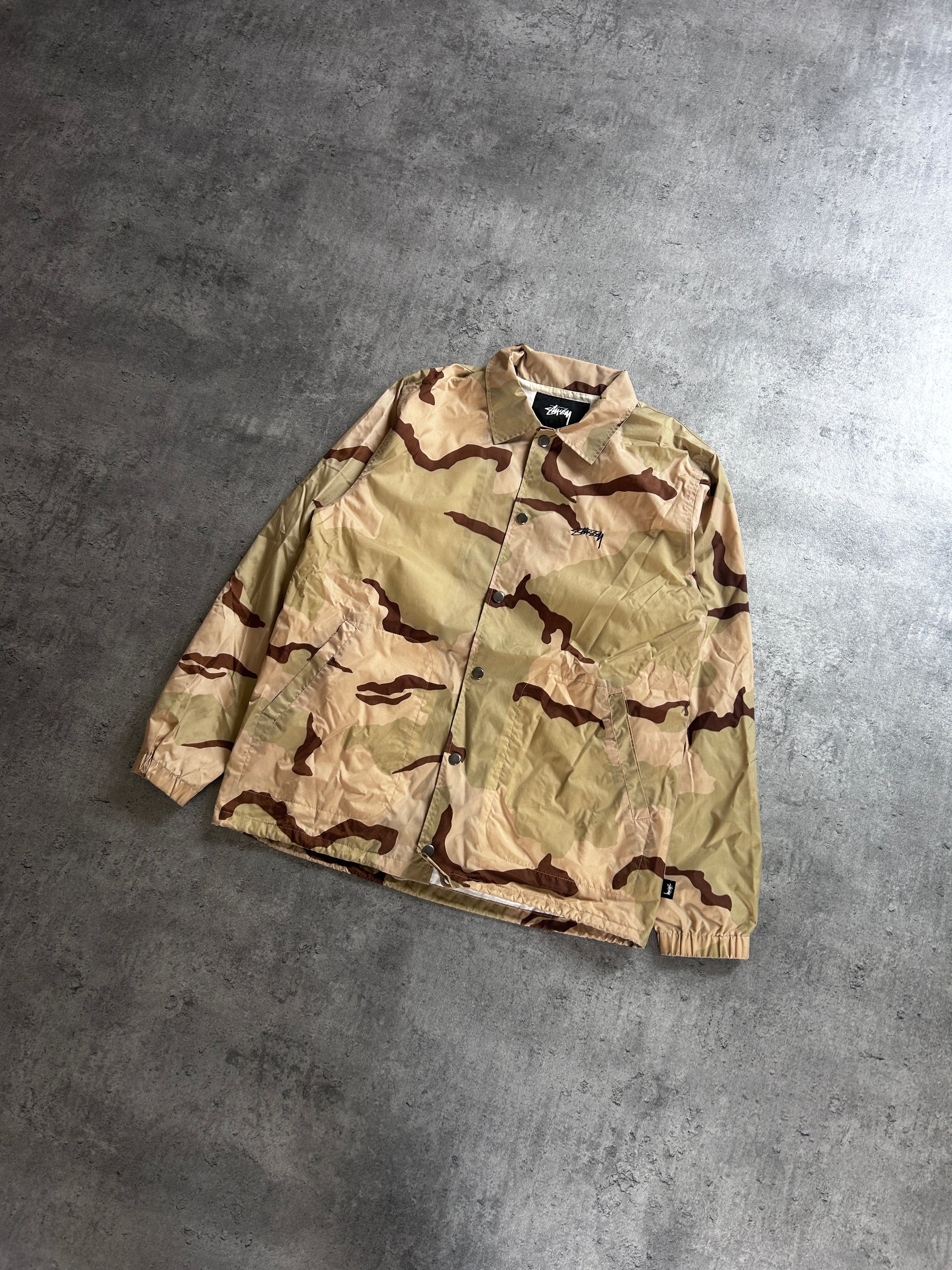 STÜSSY DESERT CAMO COACH JAKKE (M)