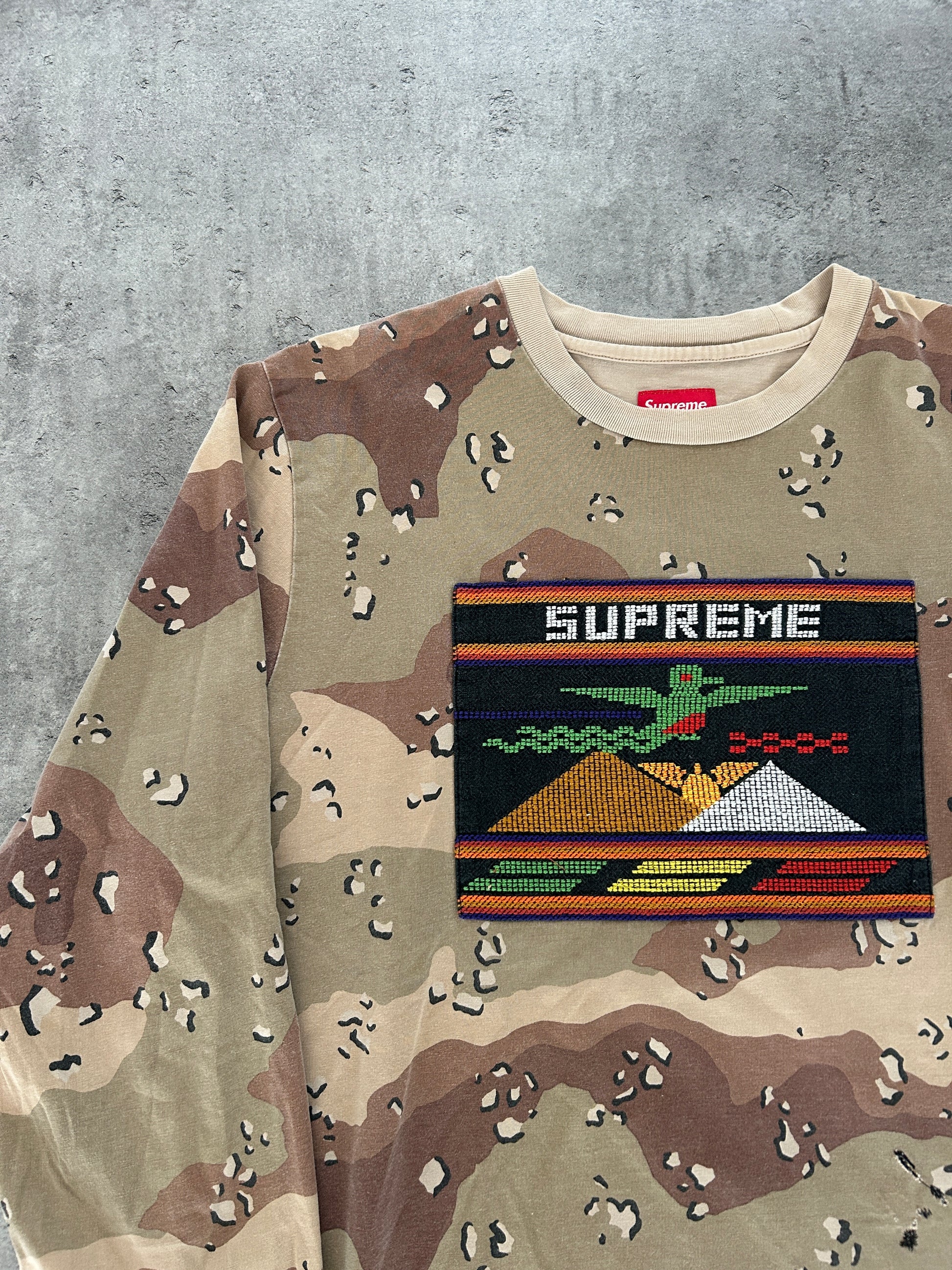 SUPREME NEEDLEPOINT PATCH DESERT CAMO LS (L)