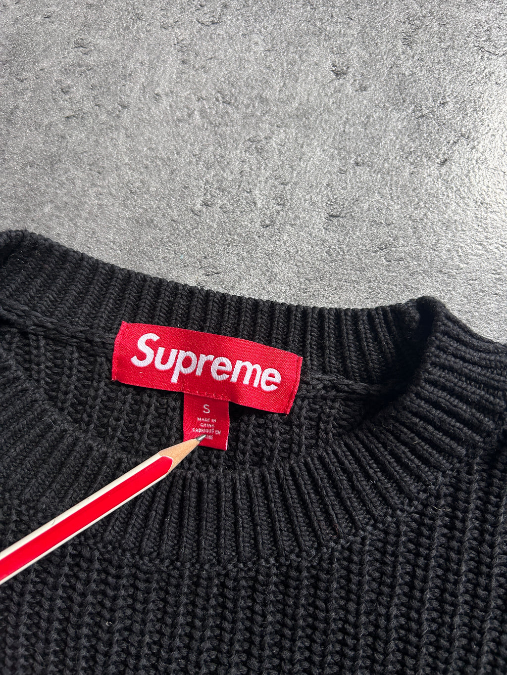 SUPREME OLD ENGLISH CRACKED PRINT (XS)