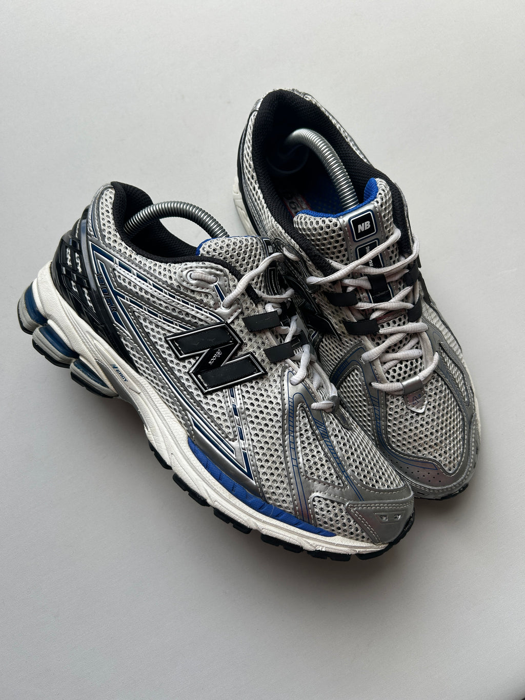 NB1906R “METALLIC BLUE SILVER” 42,5EU