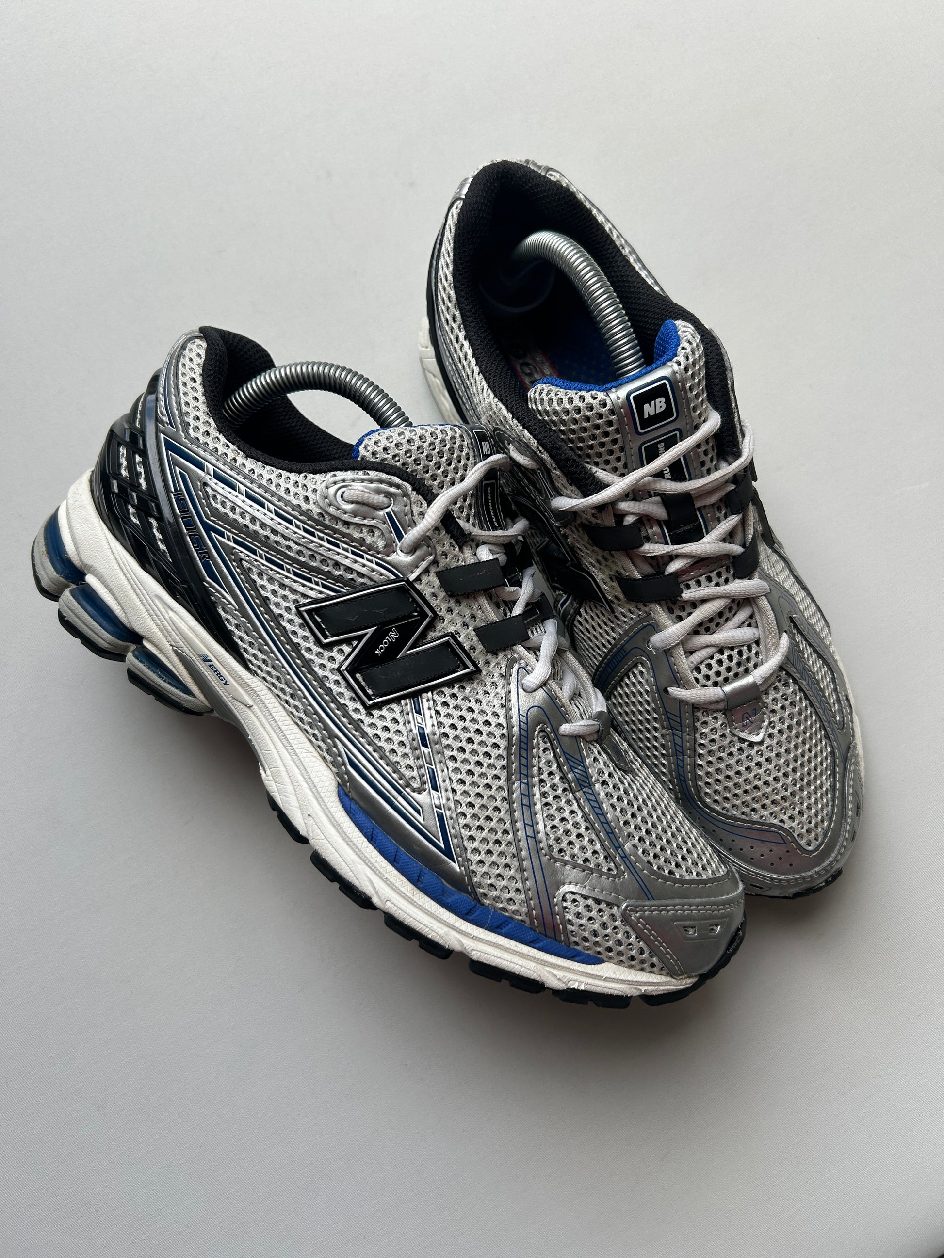 NB1906R “METALLIC BLUE SILVER” 42,5EU