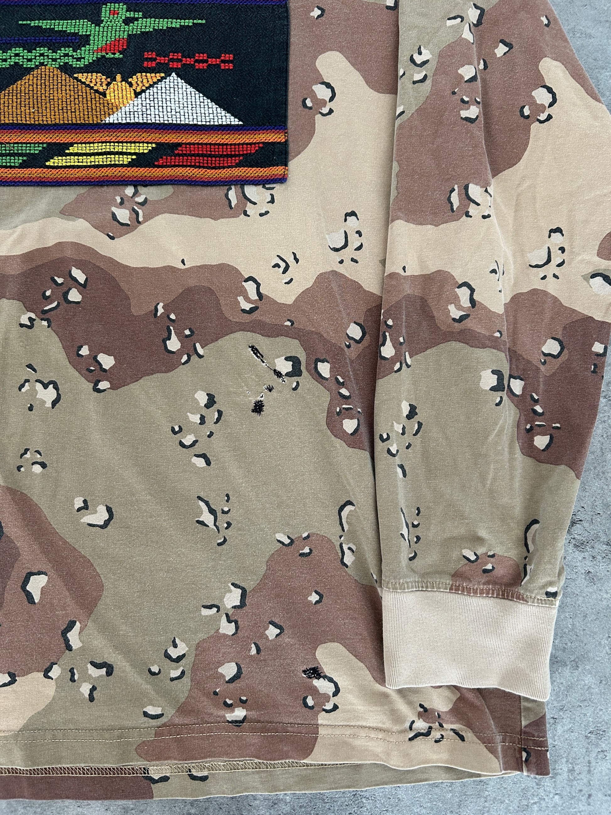 SUPREME NEEDLEPOINT PATCH DESERT CAMO LS (L)