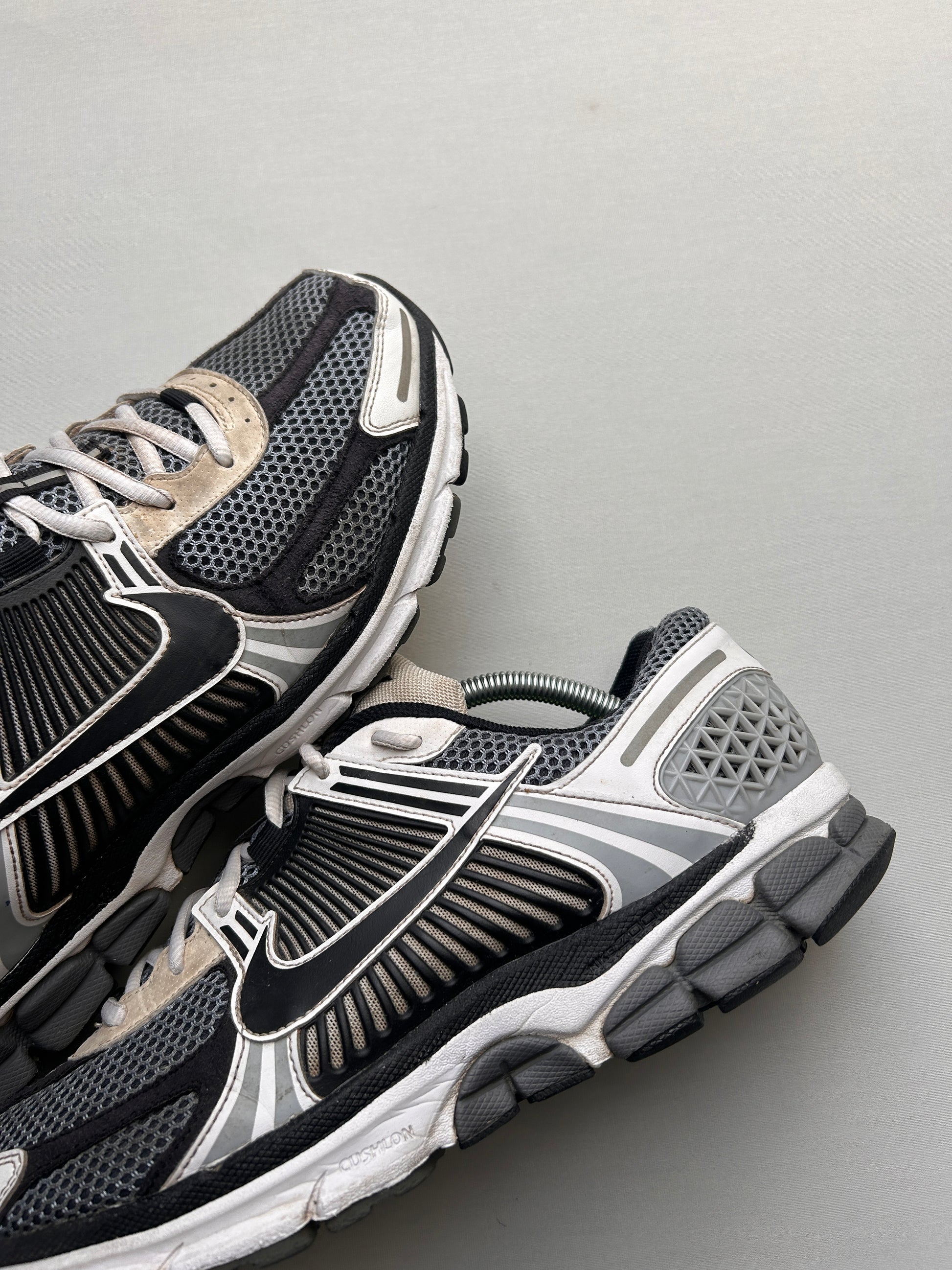 NIKE VOMERO 5 “BLACK/GREY/WHITE” 45EU