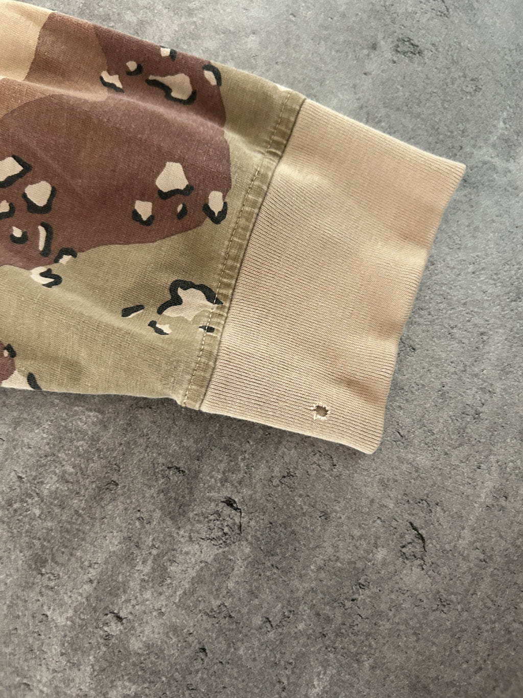 SUPREME NEEDLEPOINT PATCH DESERT CAMO LS (L)