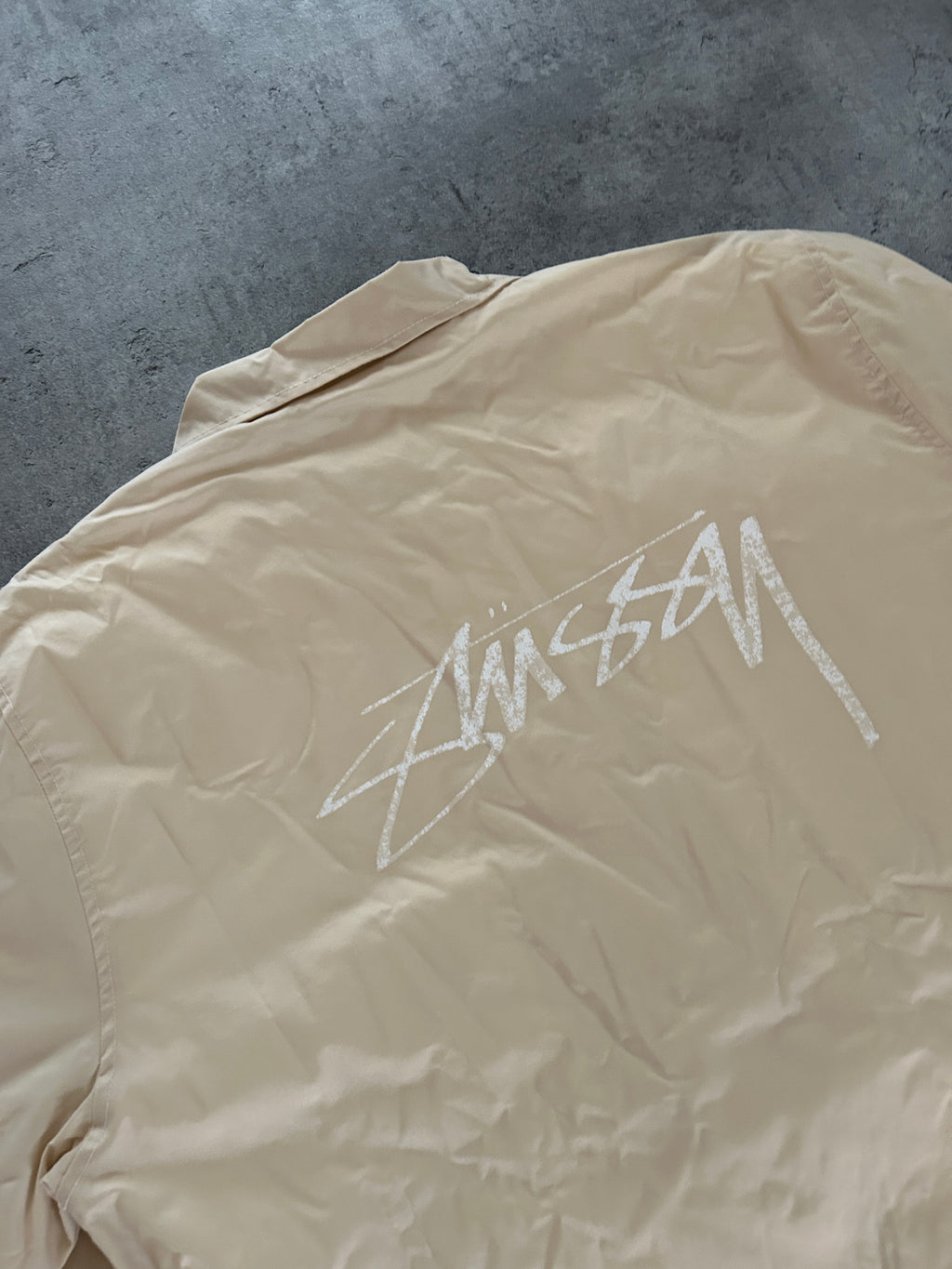 STÜSSY COACH JAKKE “ALMOND” (L)