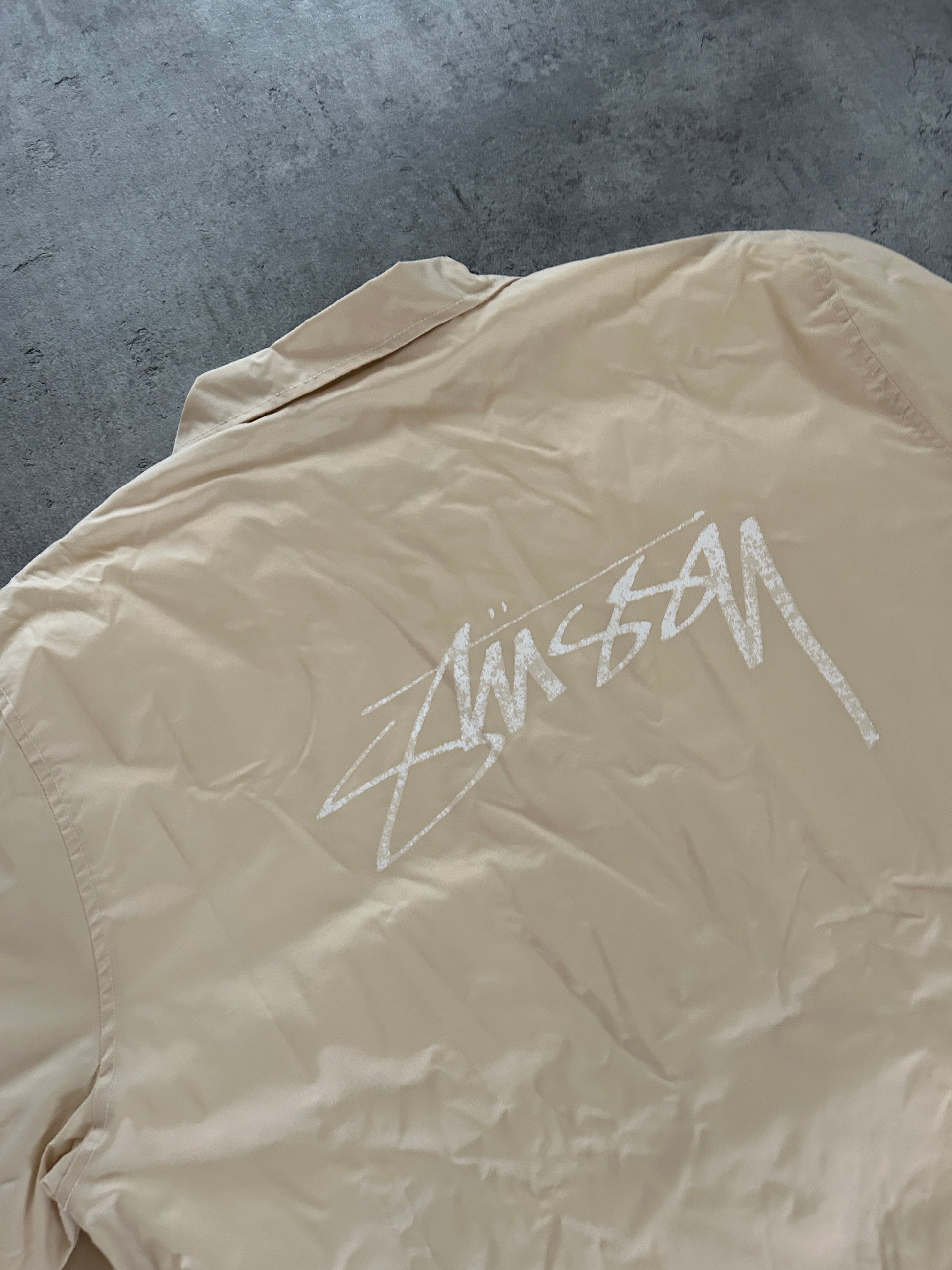 STÜSSY COACH JAKKE “ALMOND” (L)