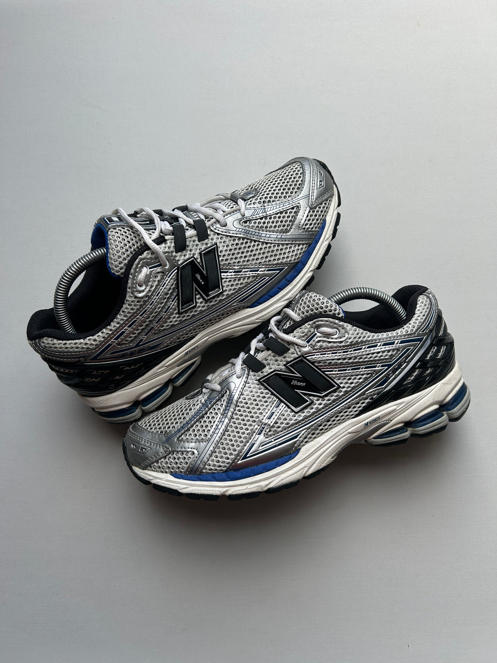NB1906R “METALLIC BLUE SILVER” 42,5EU