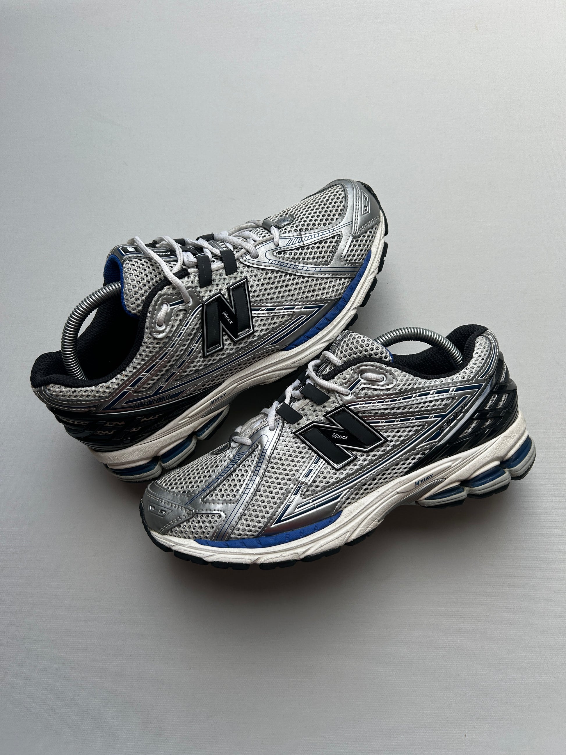 NB1906R “METALLIC BLUE SILVER” 42,5EU