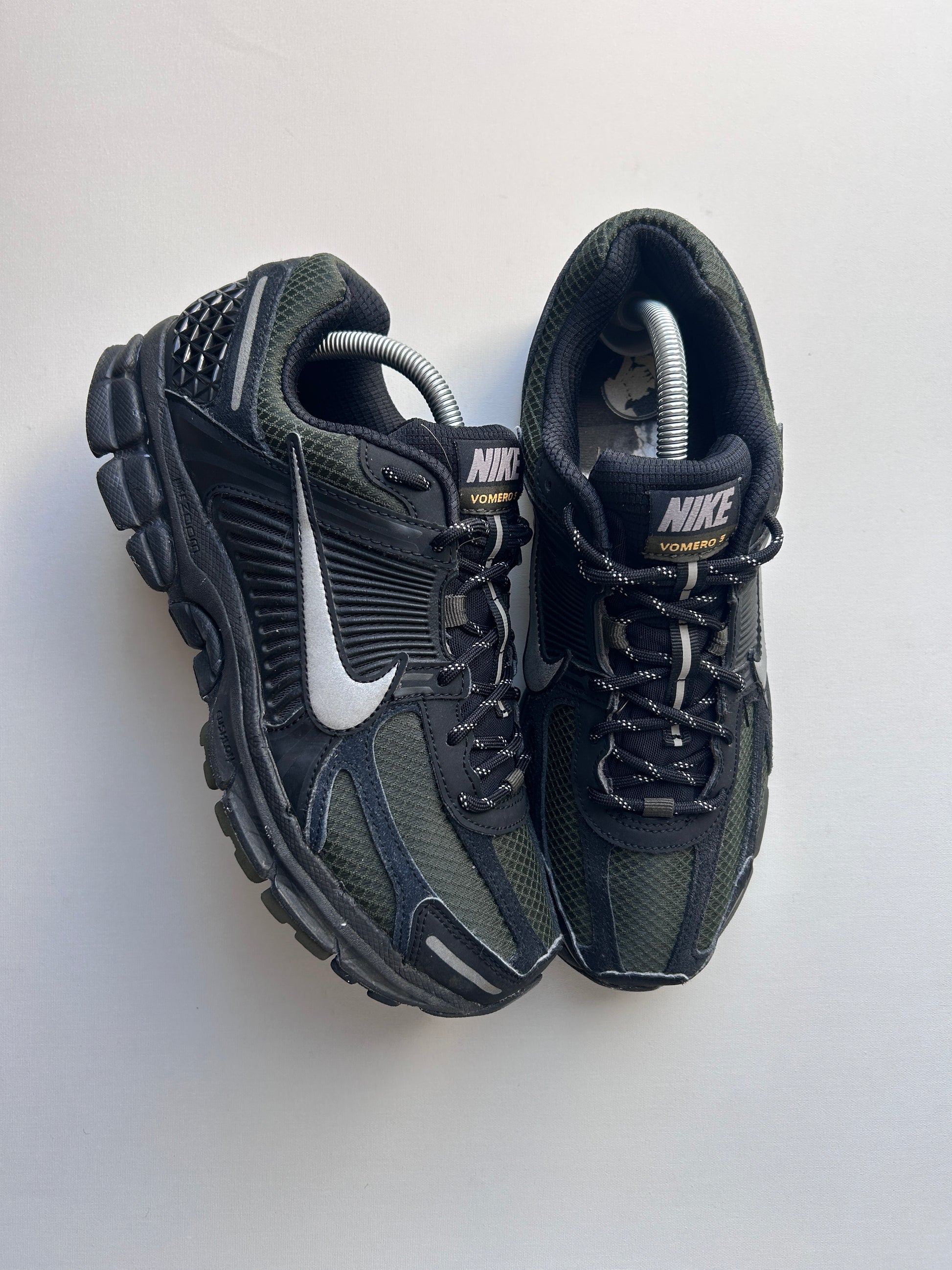 NIKE VOMERO 5 “KHAKI/BLACK” 42,5EU