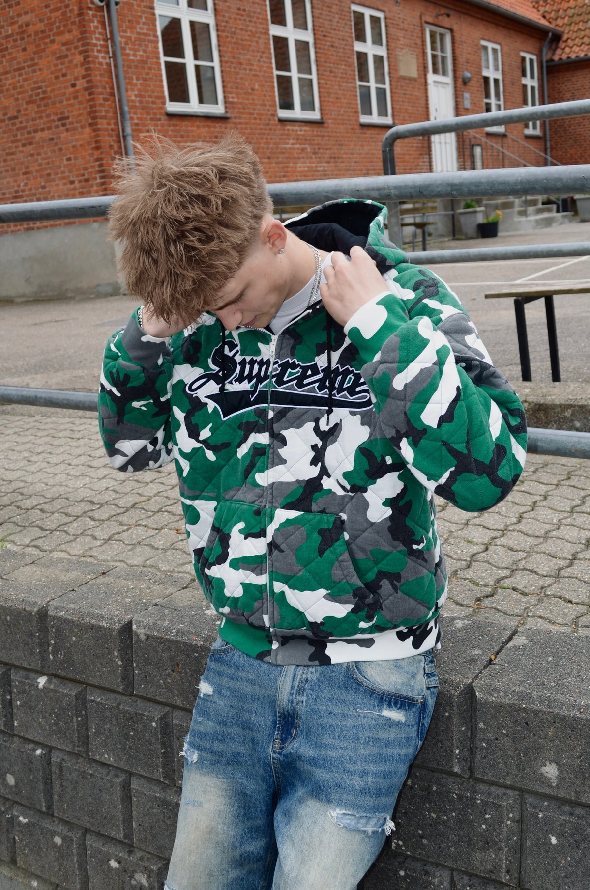 SUPREME QUILTED ZIP UP HOODIE (L)