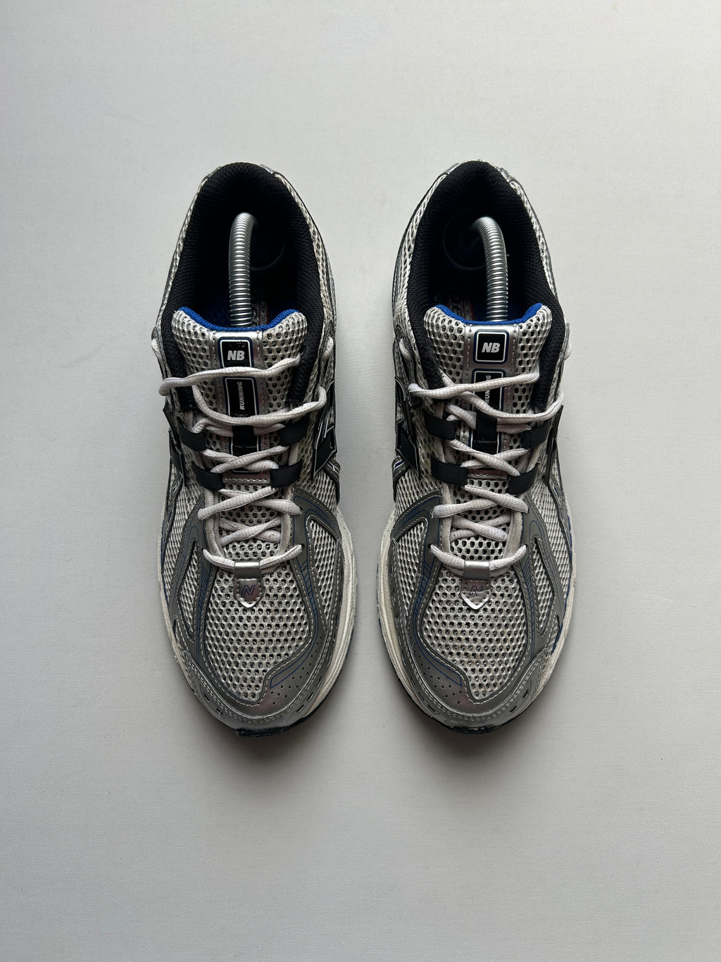 NB1906R “METALLIC BLUE SILVER” 42,5EU