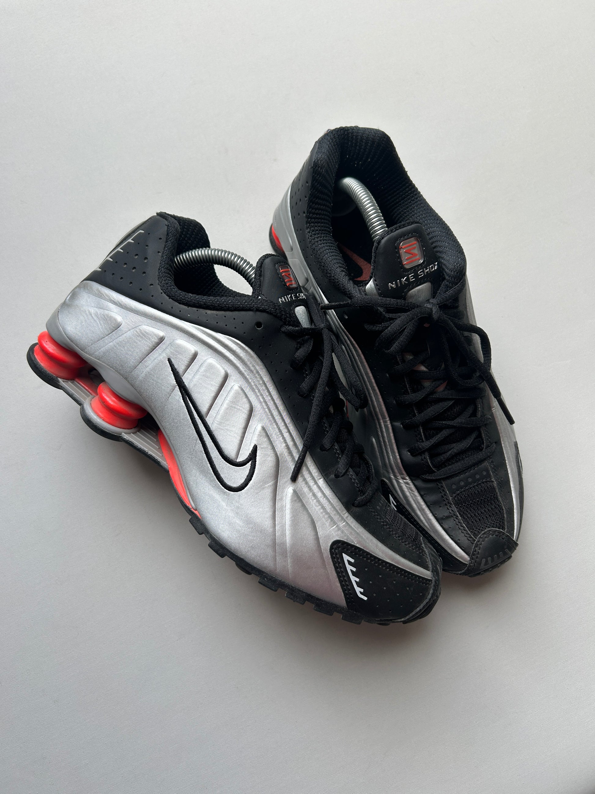 NIKE SHOX R4 “METALLIC SILVER RED” 42,5EU