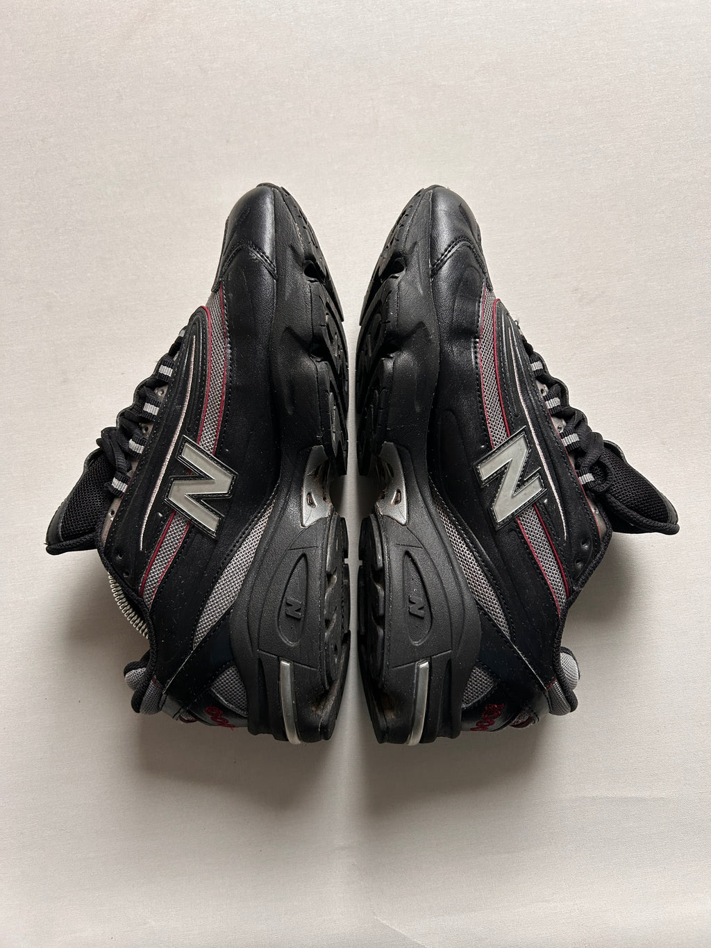 NB1000 “BLACK/RED” 42,5EU