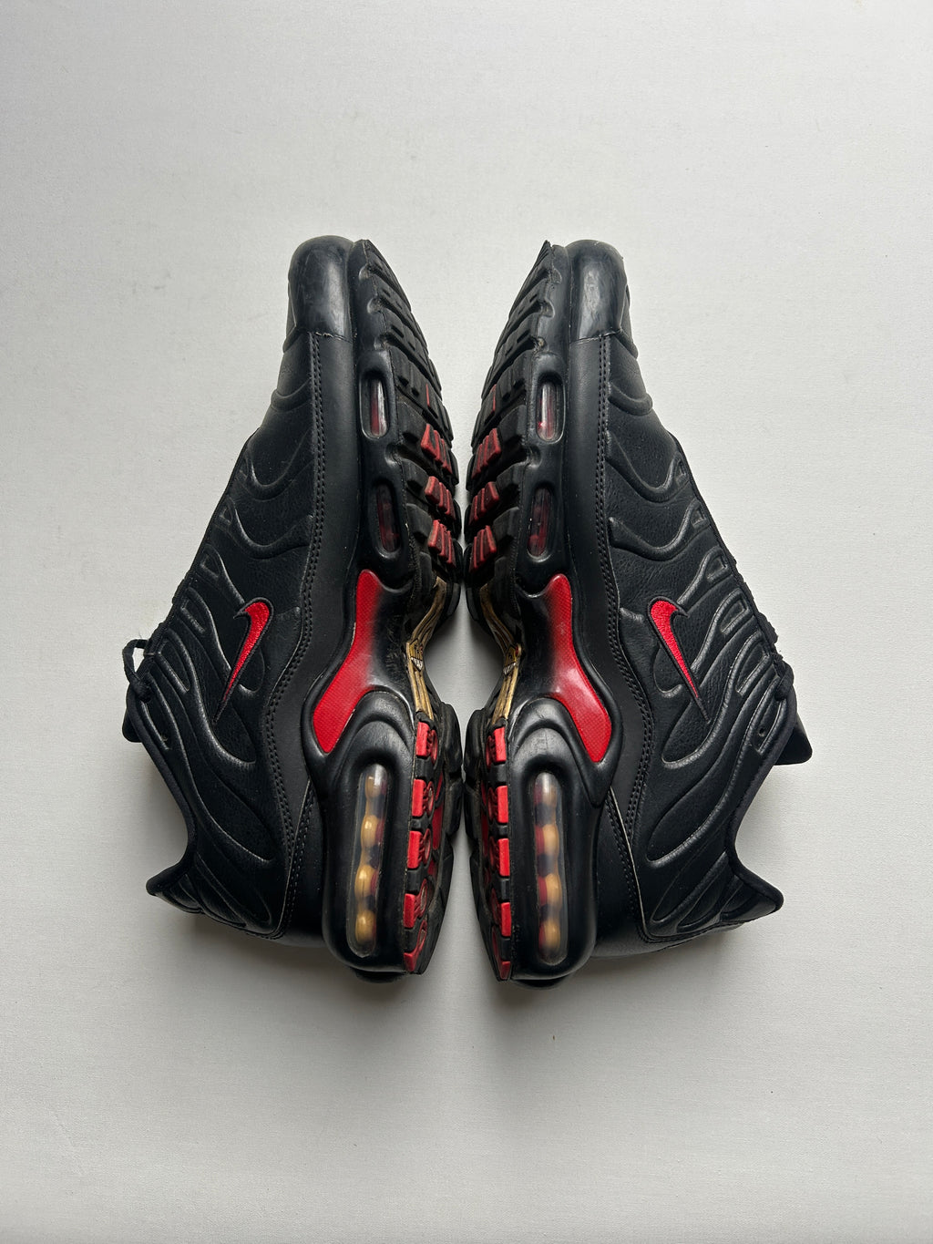 AIR MAX PLUS LTHR “BRED” 45EU