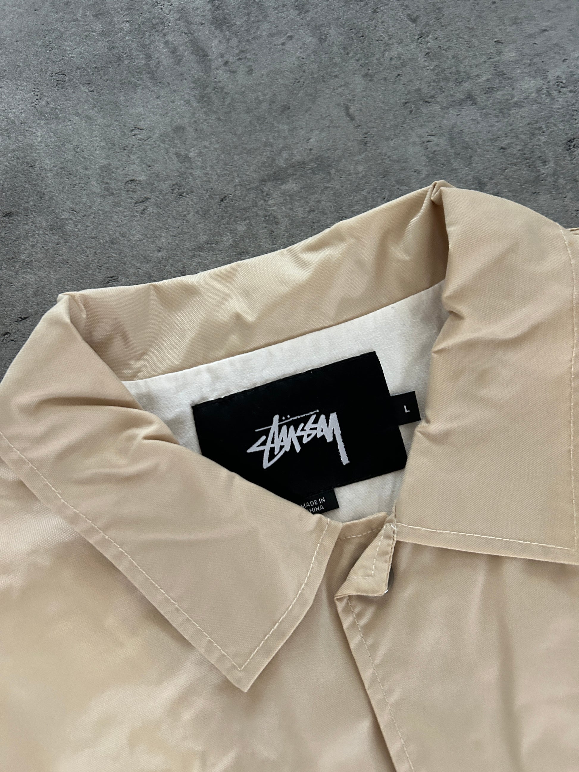 STÜSSY COACH JAKKE “ALMOND” (L)