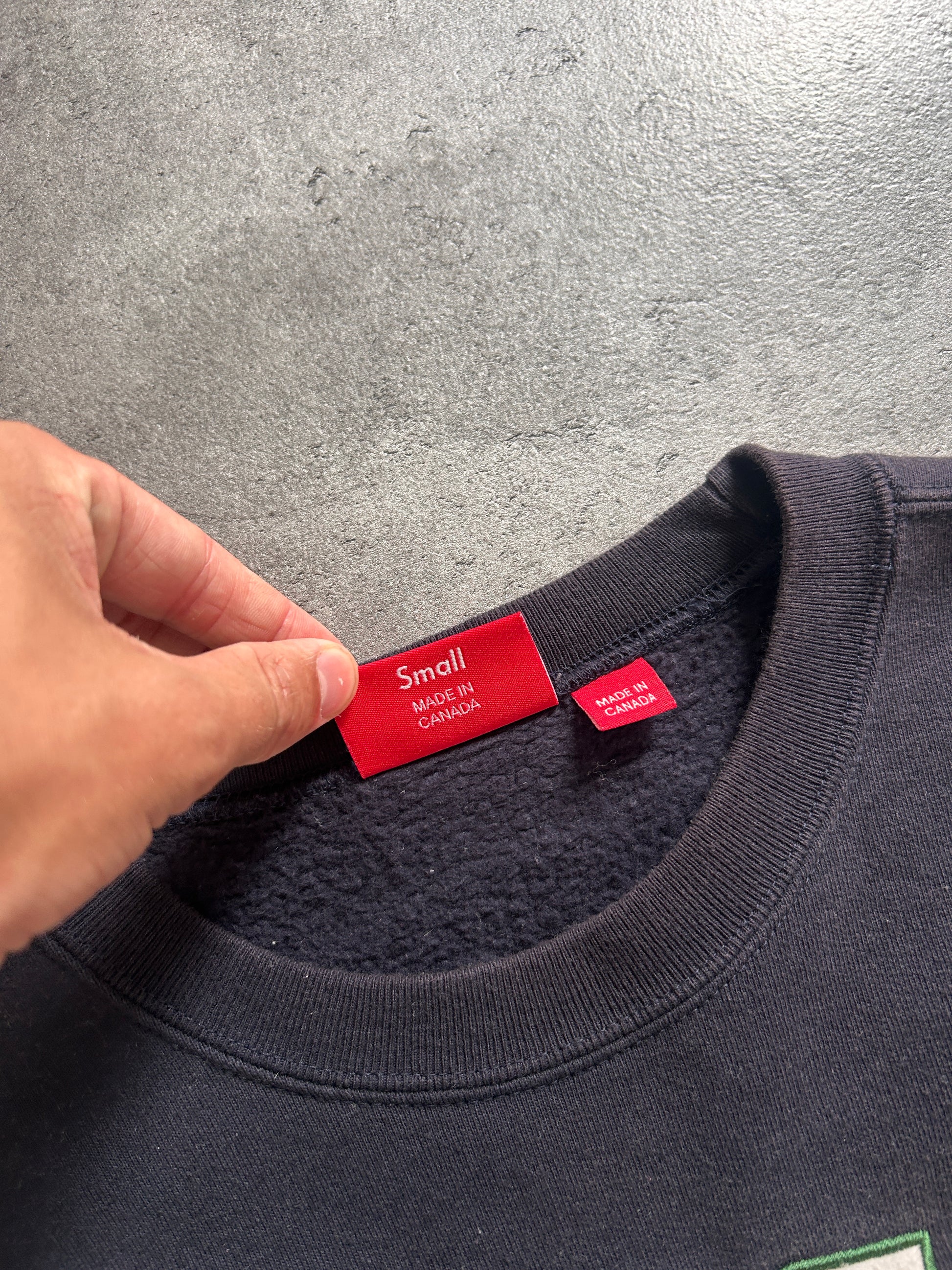 SUPREME STACKED CREWNECK NAVY (S)