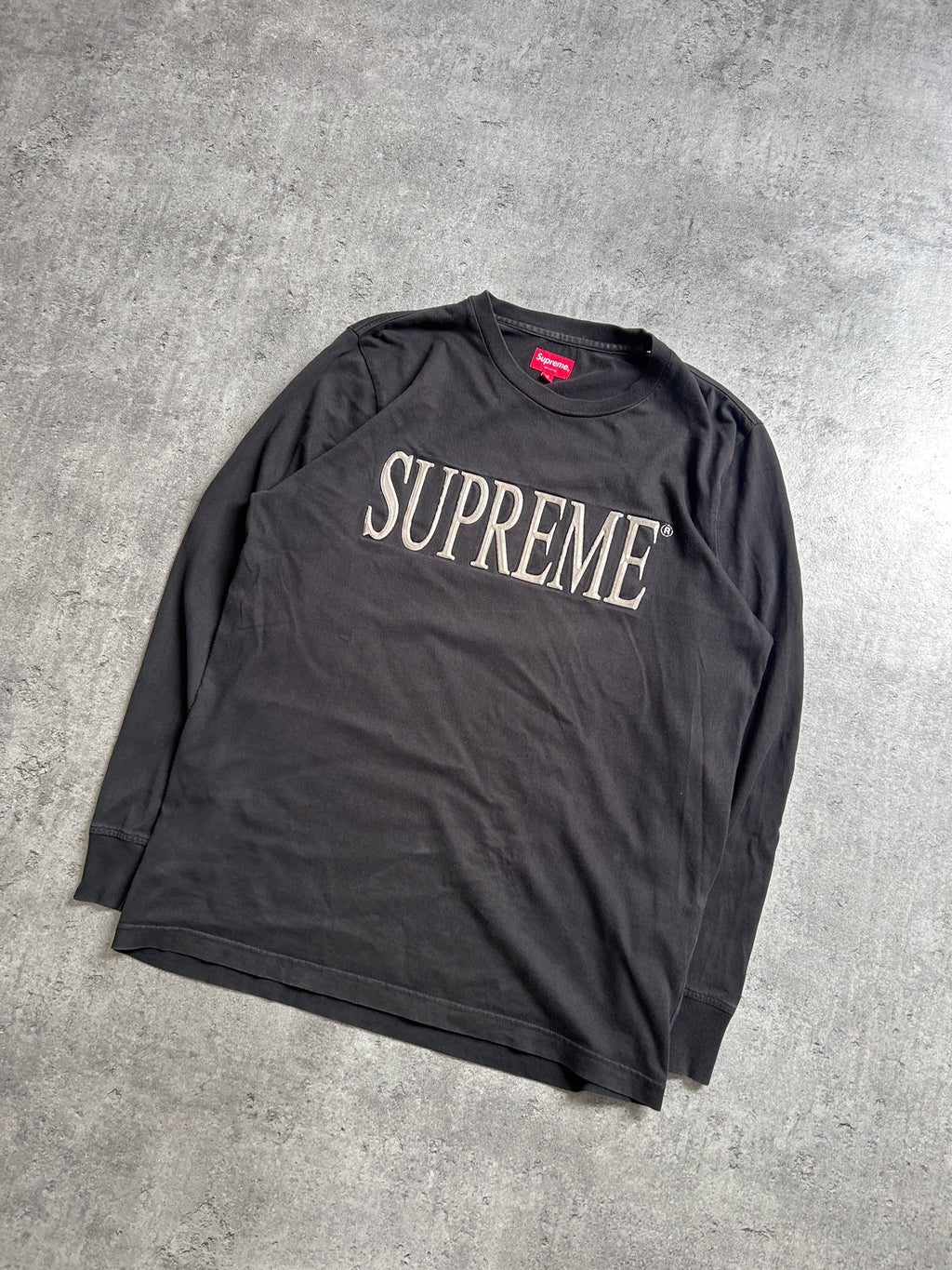 SUPREME GOLD LOGO LONGSLEEVE (M)