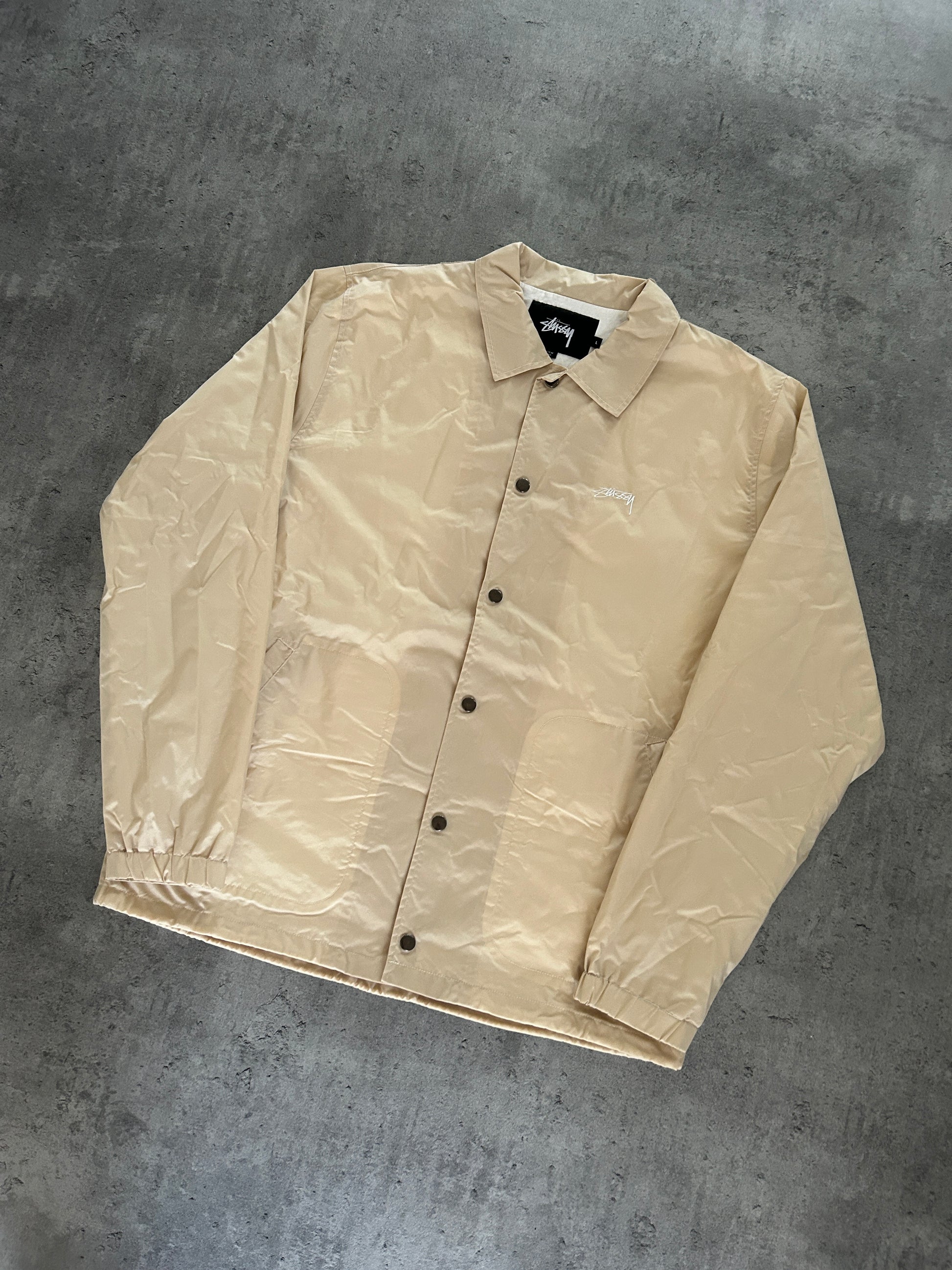 STÜSSY COACH JAKKE “ALMOND” (L)