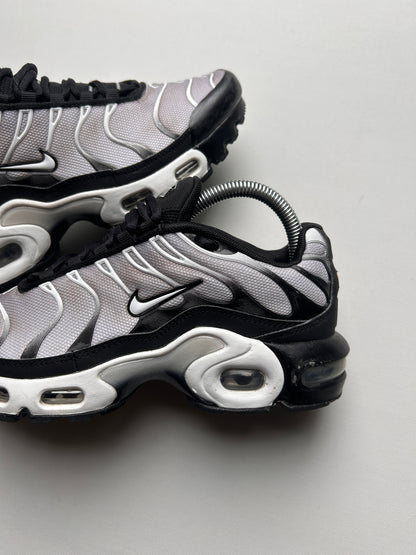 AIR MAX PLUS “BLACK/WHITE” 38EU