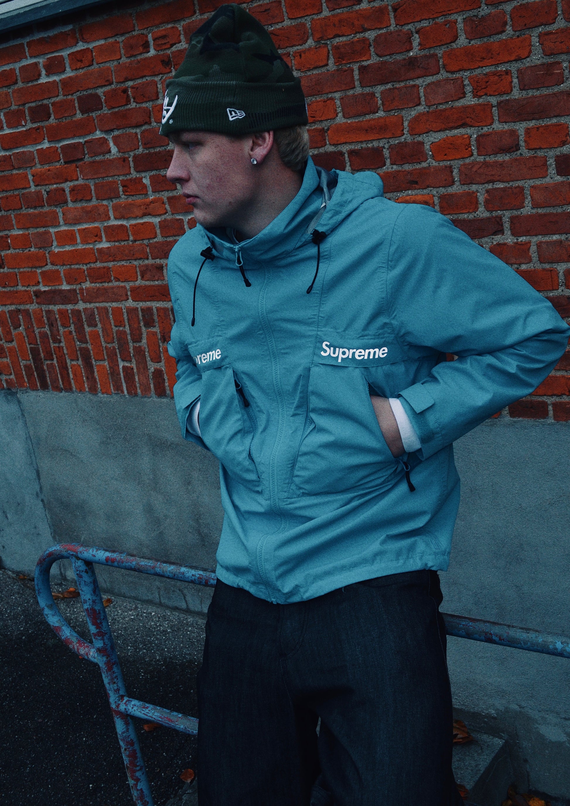 SUPREME TAPED SEAM WATERPROOF JACKET FW2017 (M/L)