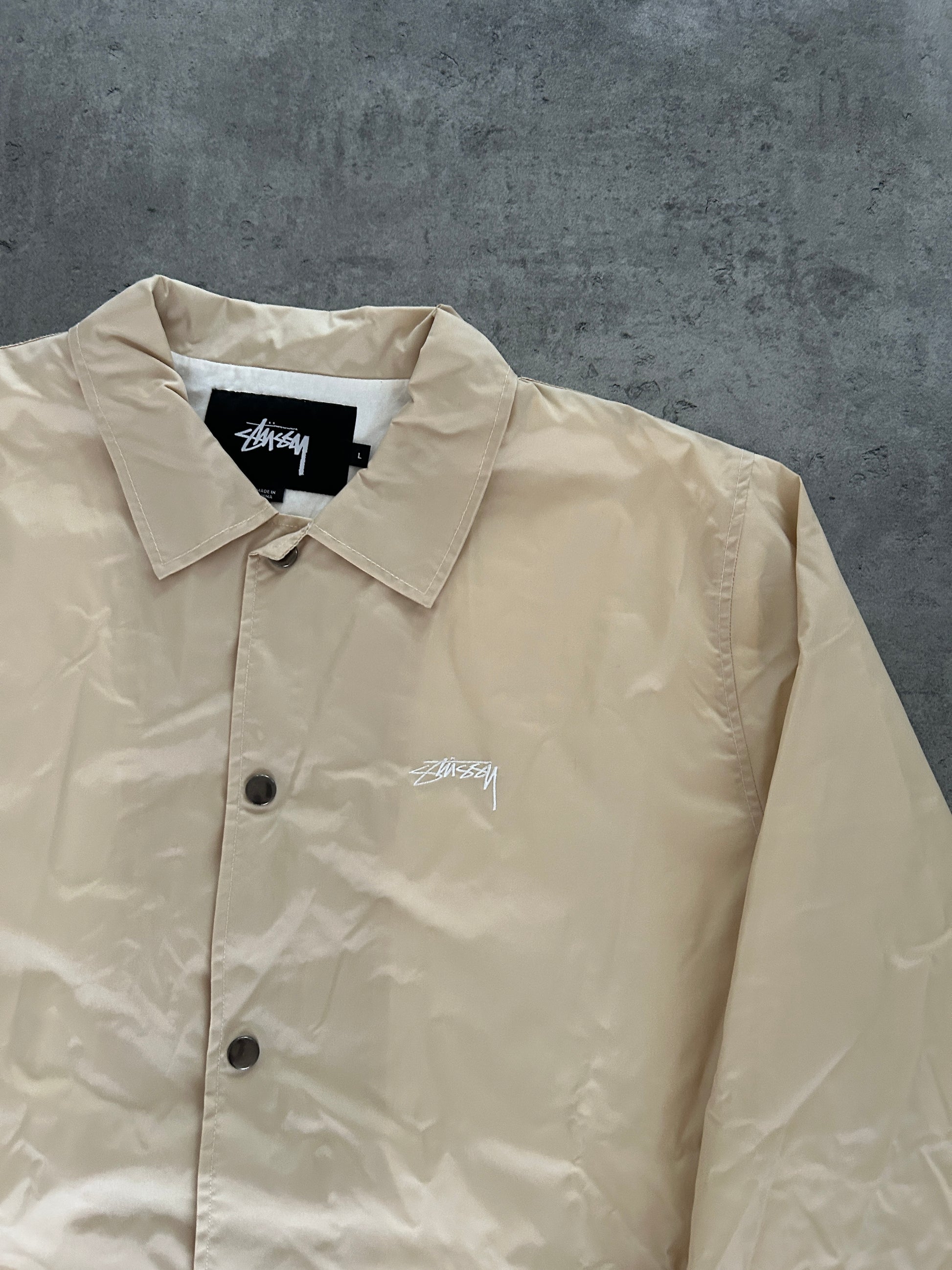 STÜSSY COACH JAKKE “ALMOND” (L)