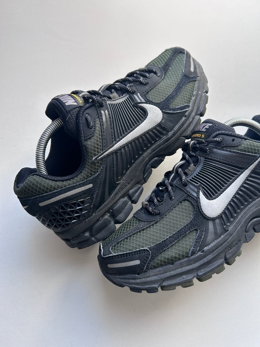 NIKE VOMERO 5 “KHAKI/BLACK” 42,5EU