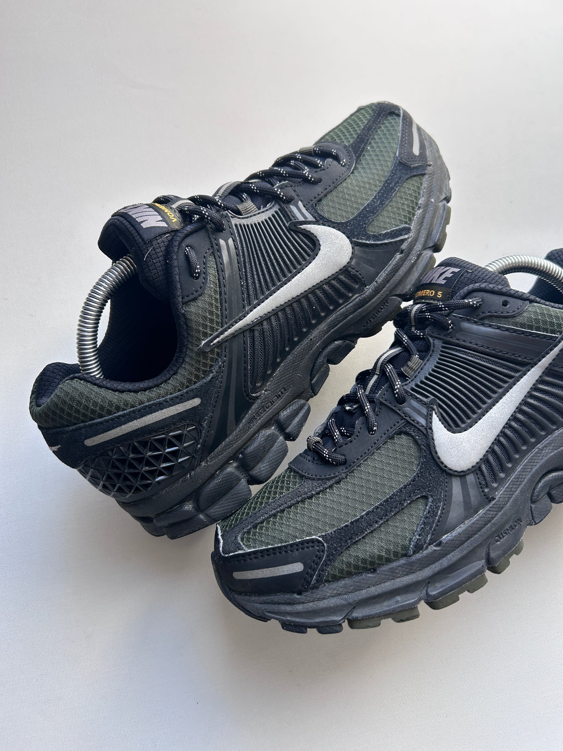 NIKE VOMERO 5 “KHAKI/BLACK” 42,5EU