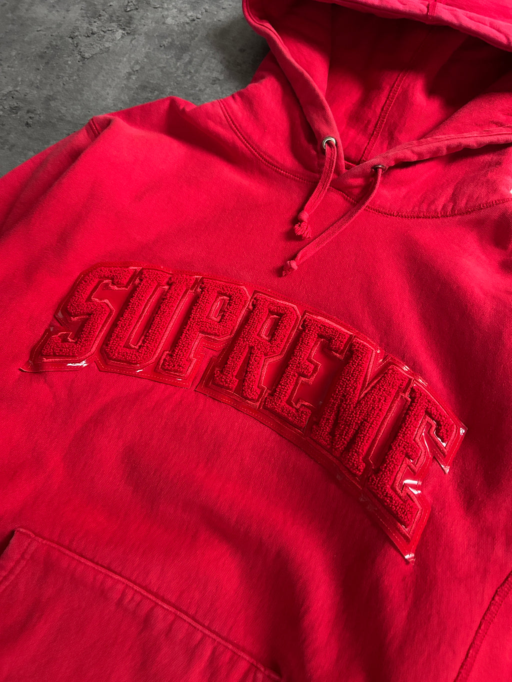 SUPREME PATENT CHENILLE ARC LOGO HOODIE “RED” (M)
