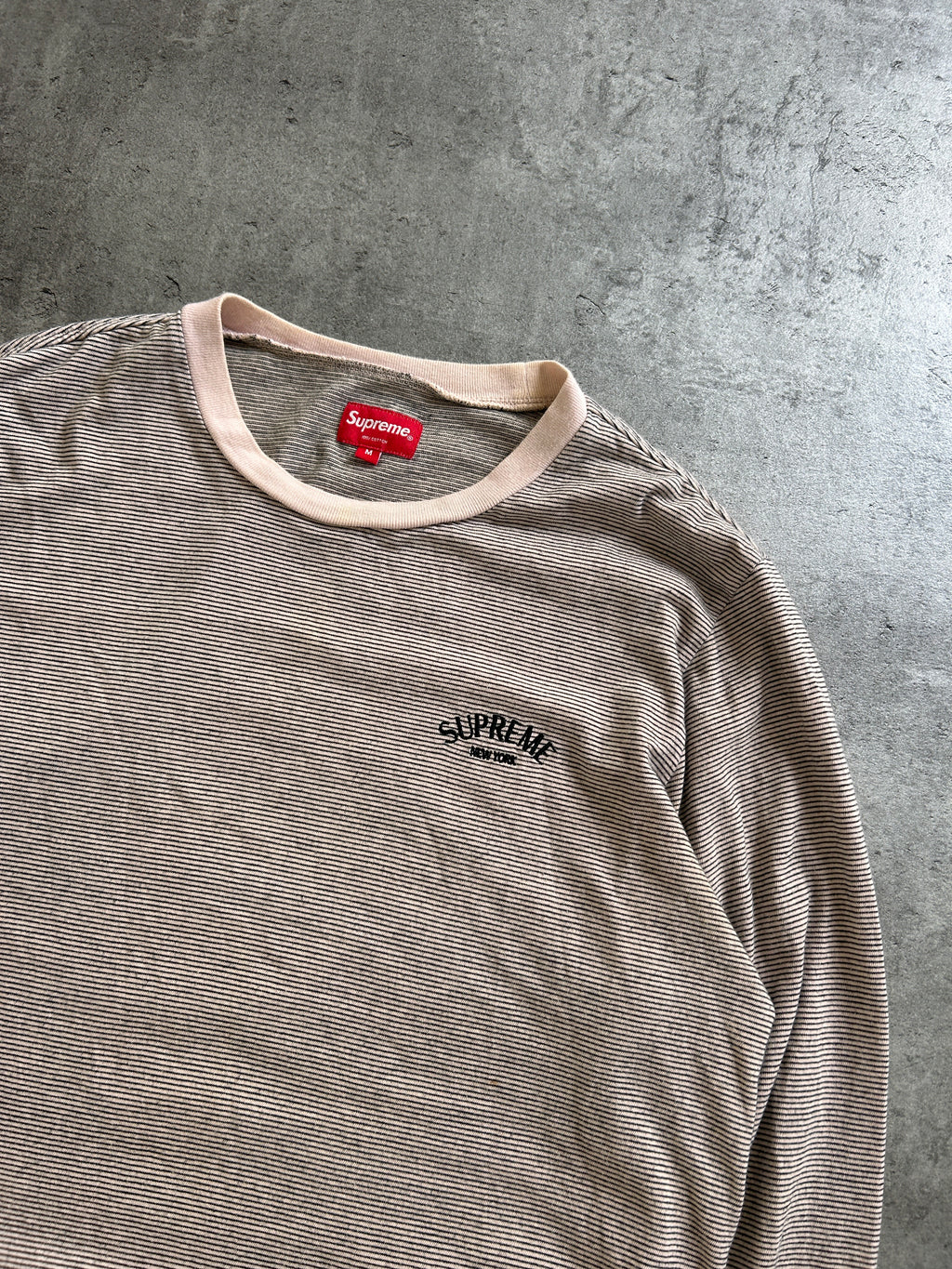 SUPREME STRIPE BORDER ARC LOGO (M)