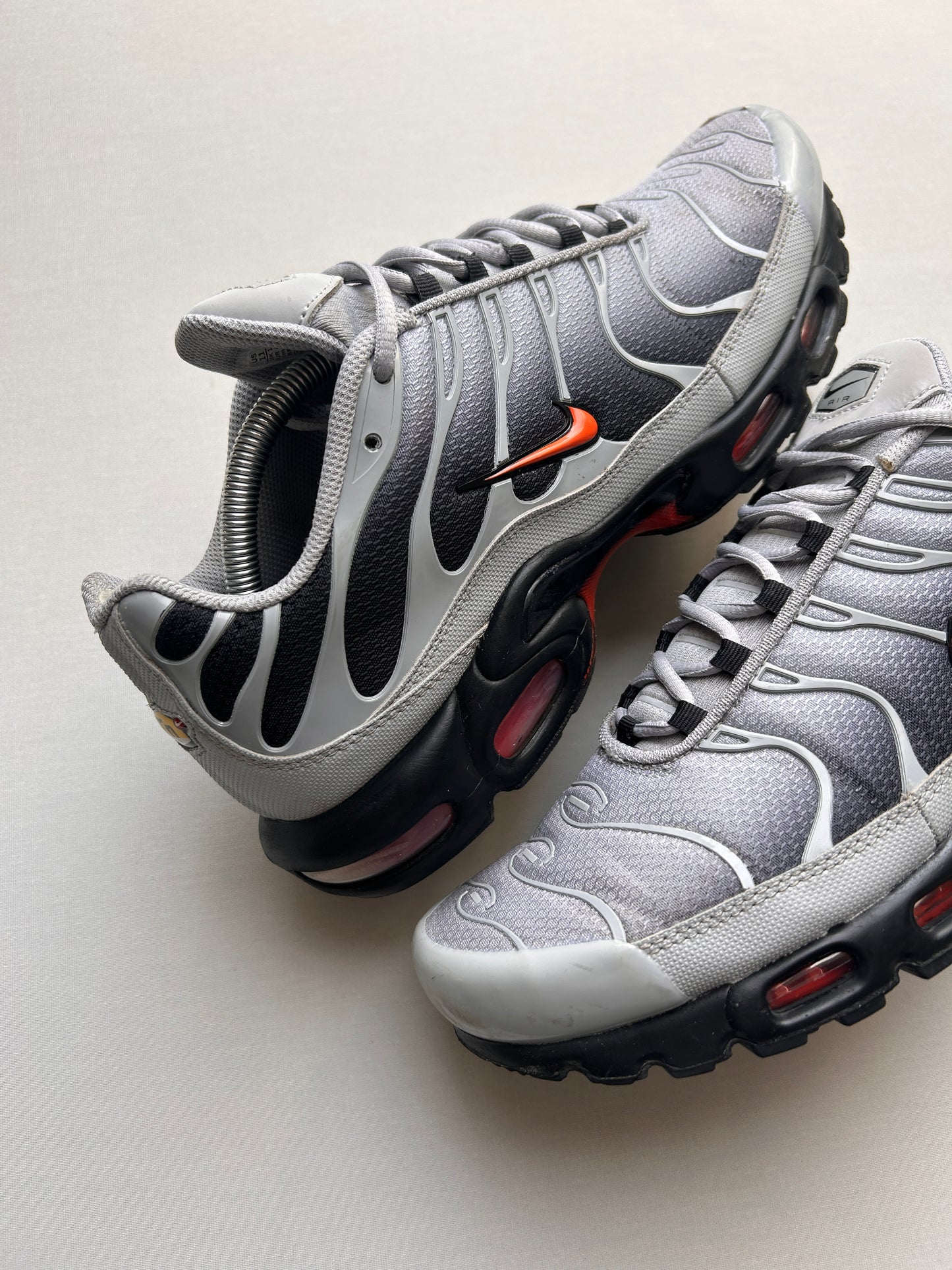 AIR MAX PLUS “GREY PICANTE RED” 45EU