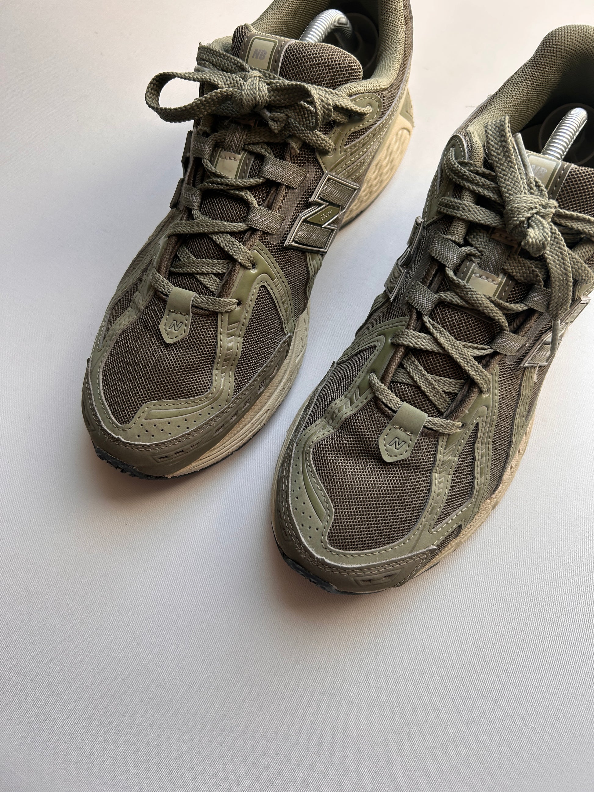 NB1906R “OLIVE” 45EU