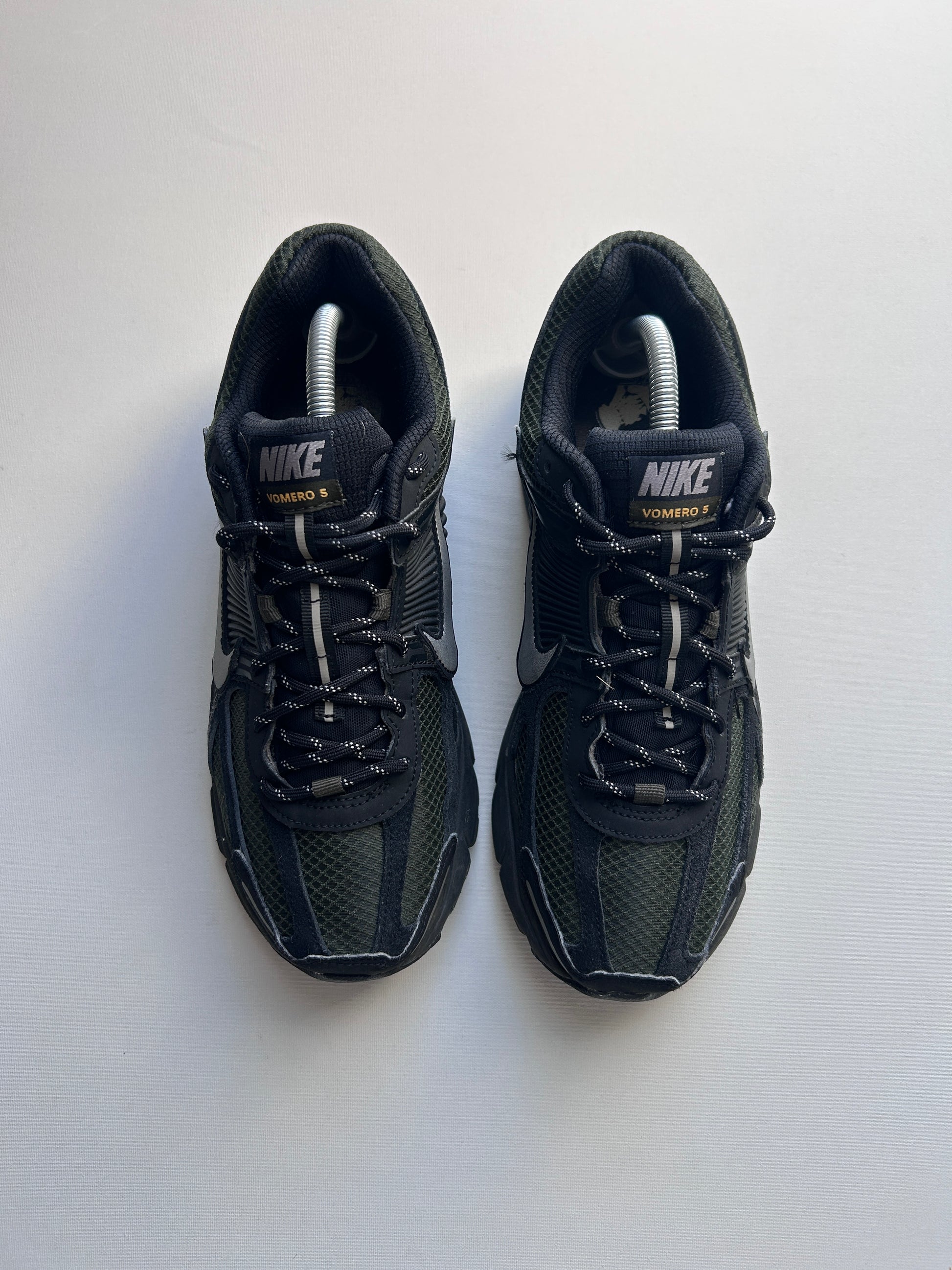 NIKE VOMERO 5 “KHAKI/BLACK” 42,5EU