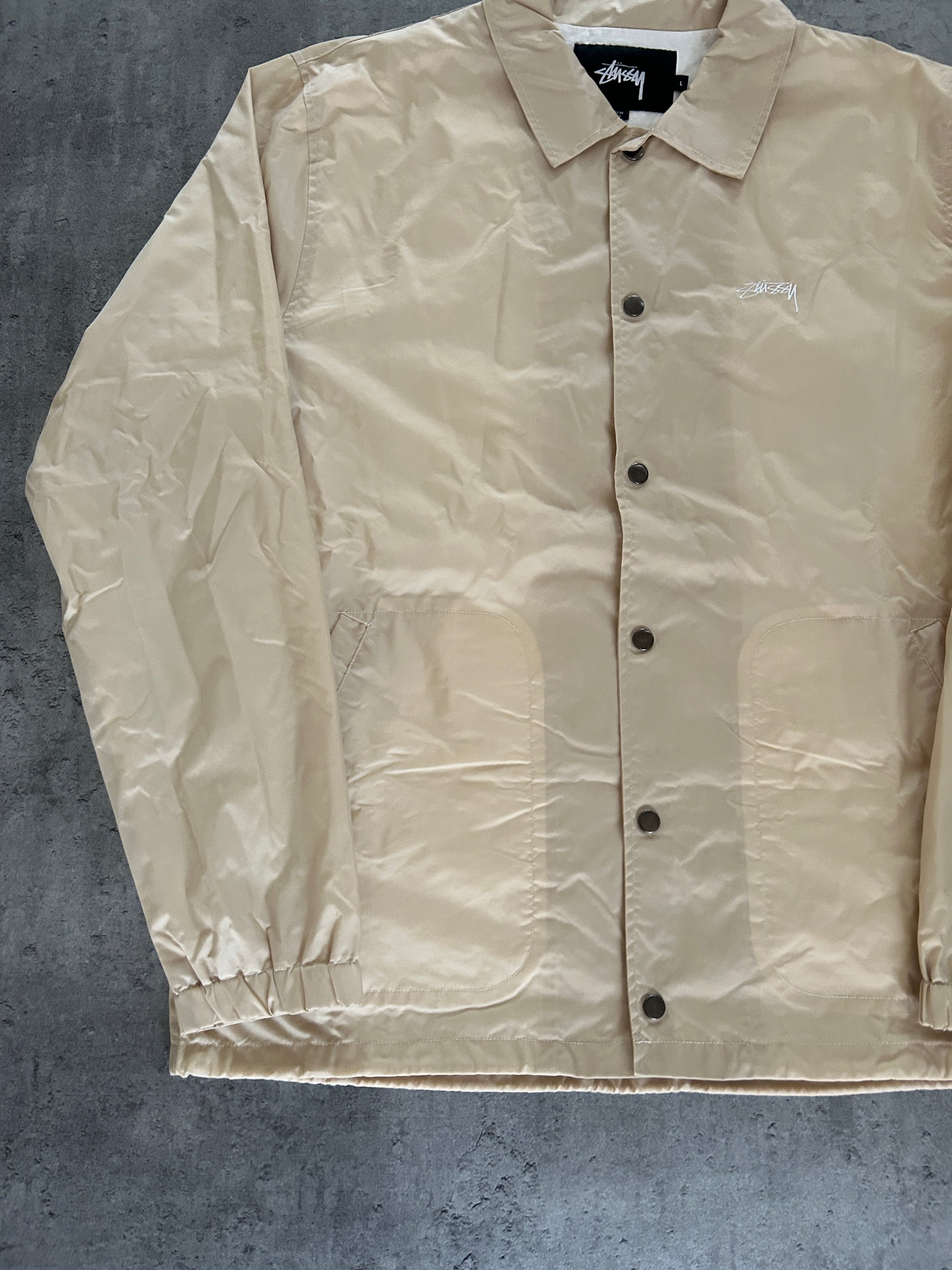 STÜSSY COACH JAKKE “ALMOND” (L)