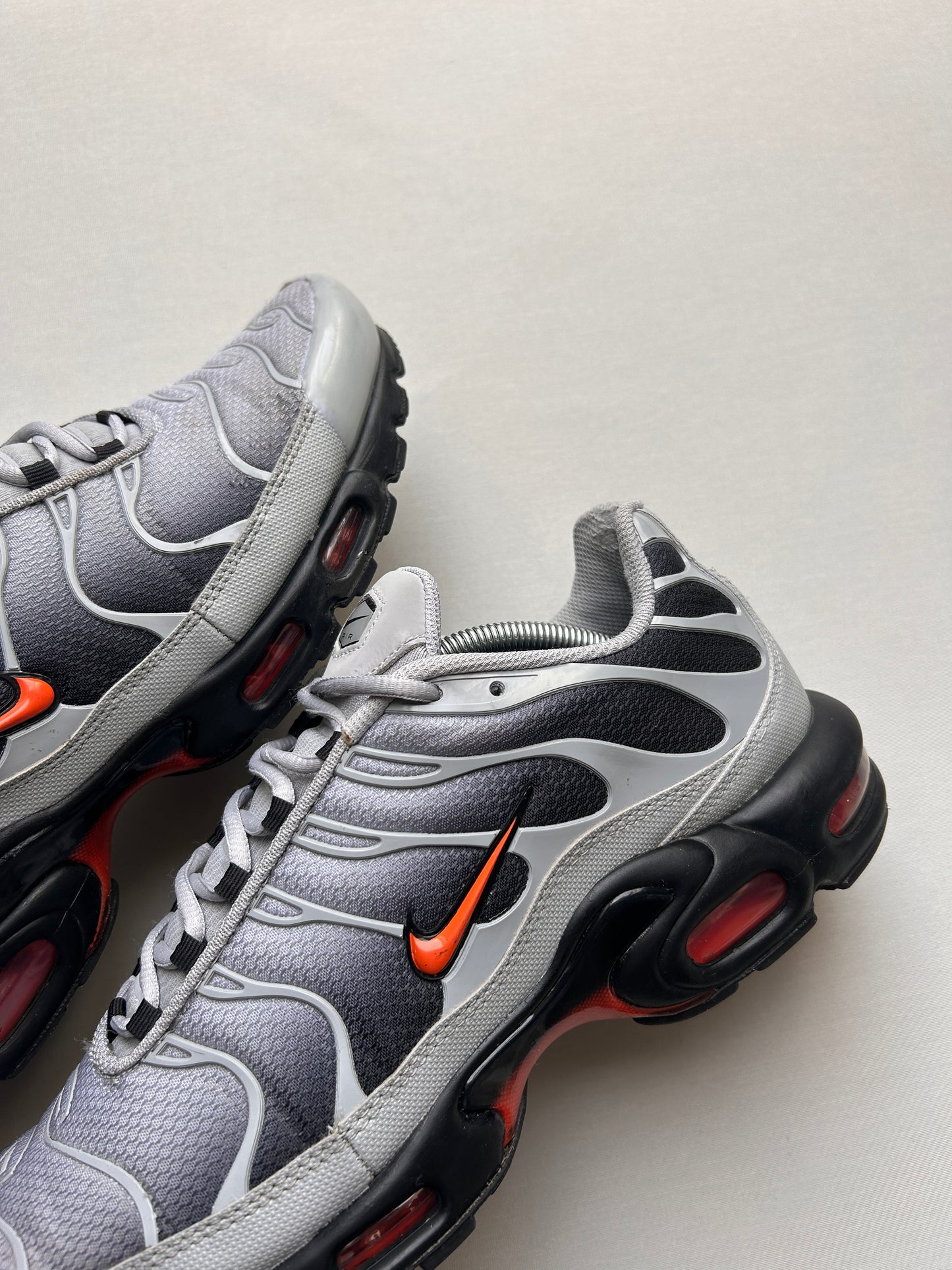 AIR MAX PLUS “GREY PICANTE RED” 45EU