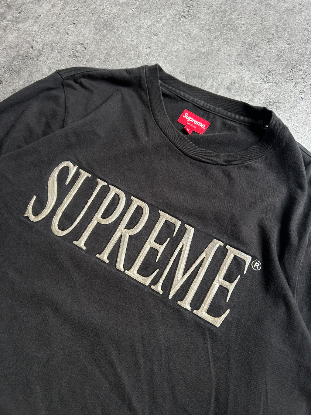 SUPREME GOLD LOGO LONGSLEEVE (M)
