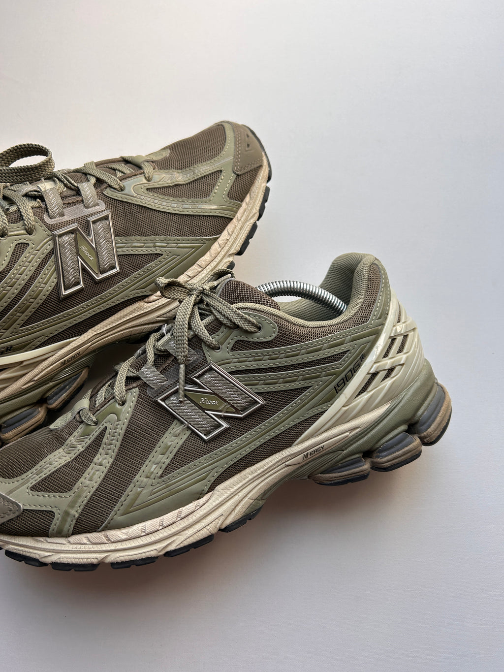 NB1906R “OLIVE” 45EU