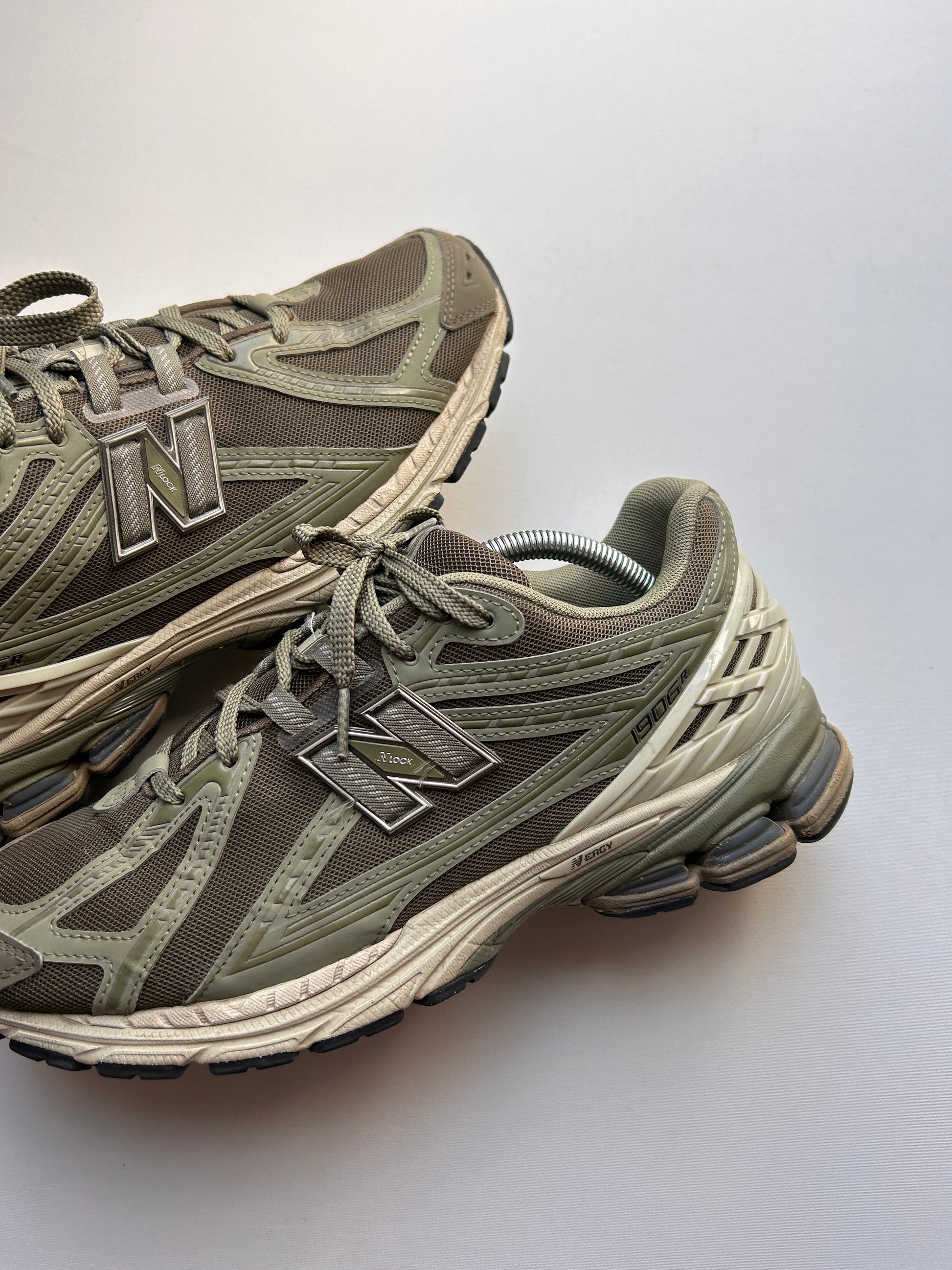 NB1906R “OLIVE” 45EU