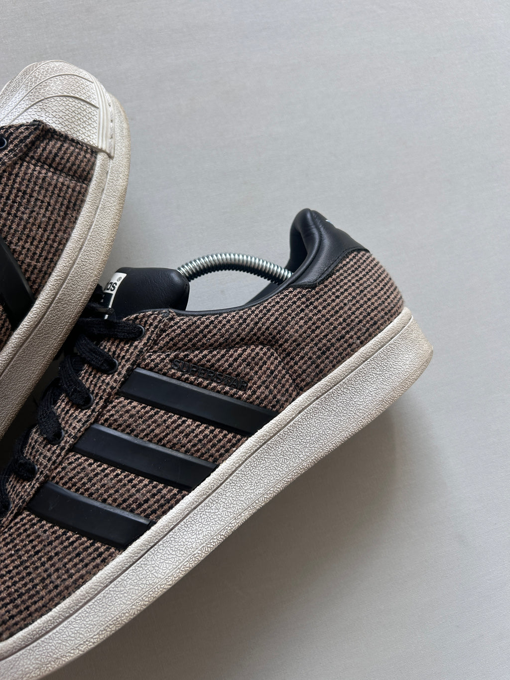 ADIDAS SUPERSTAR BROWN TWEED (44EU)