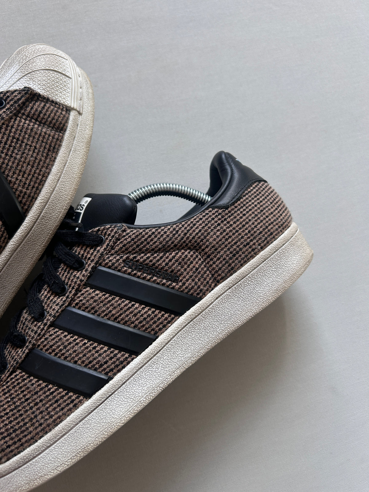 ADIDAS SUPERSTAR BROWN TWEED (44EU)