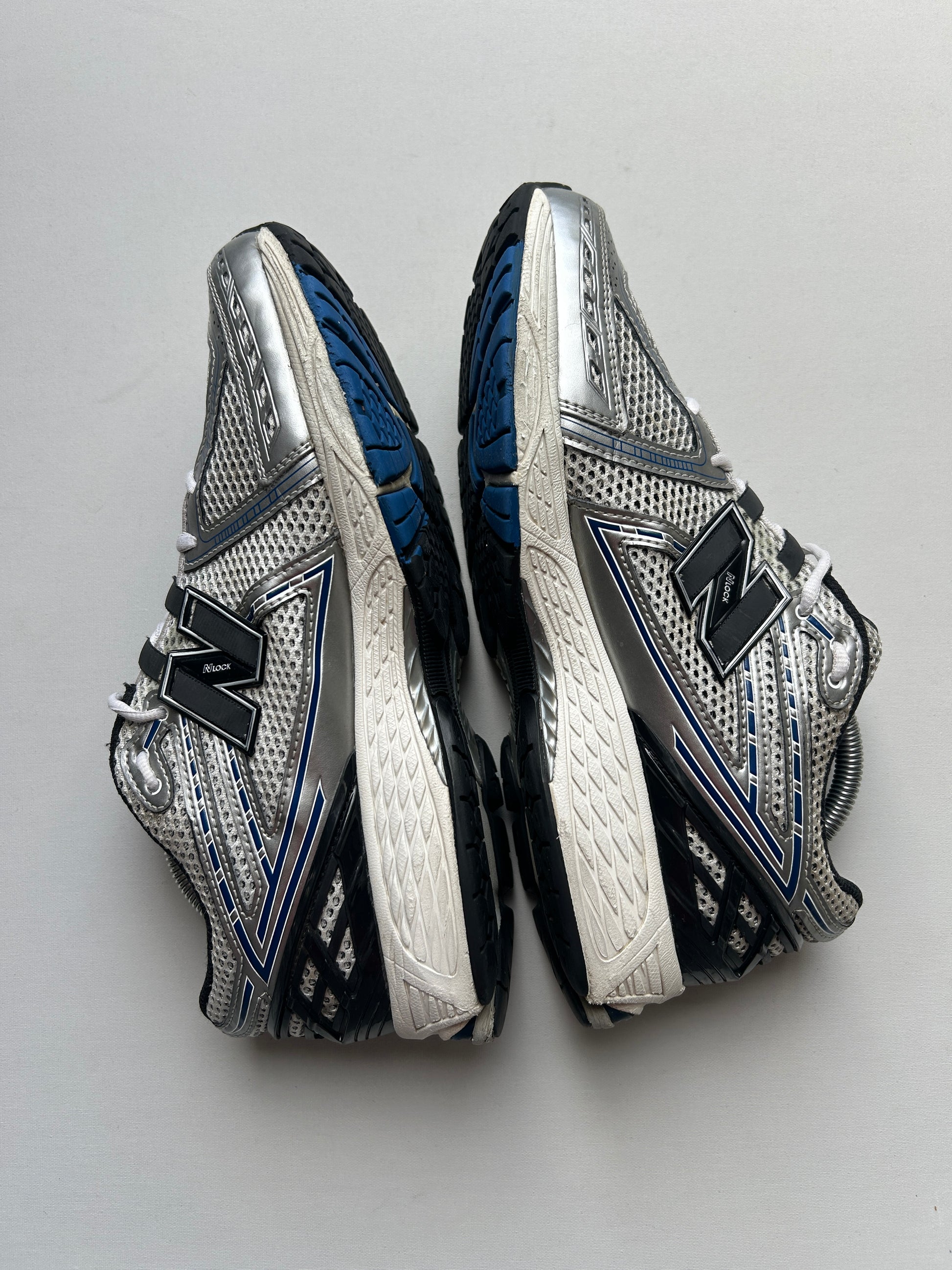 NB1906R “METALLIC BLUE SILVER” 42,5EU