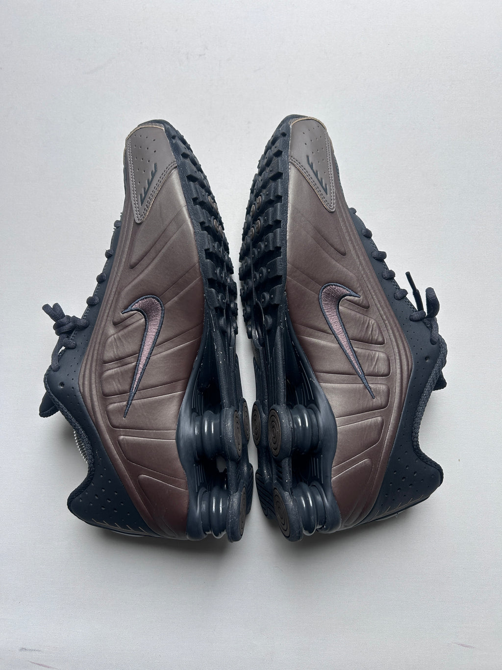 NIKE SHOX R4 “OFF NOIR” 44EU