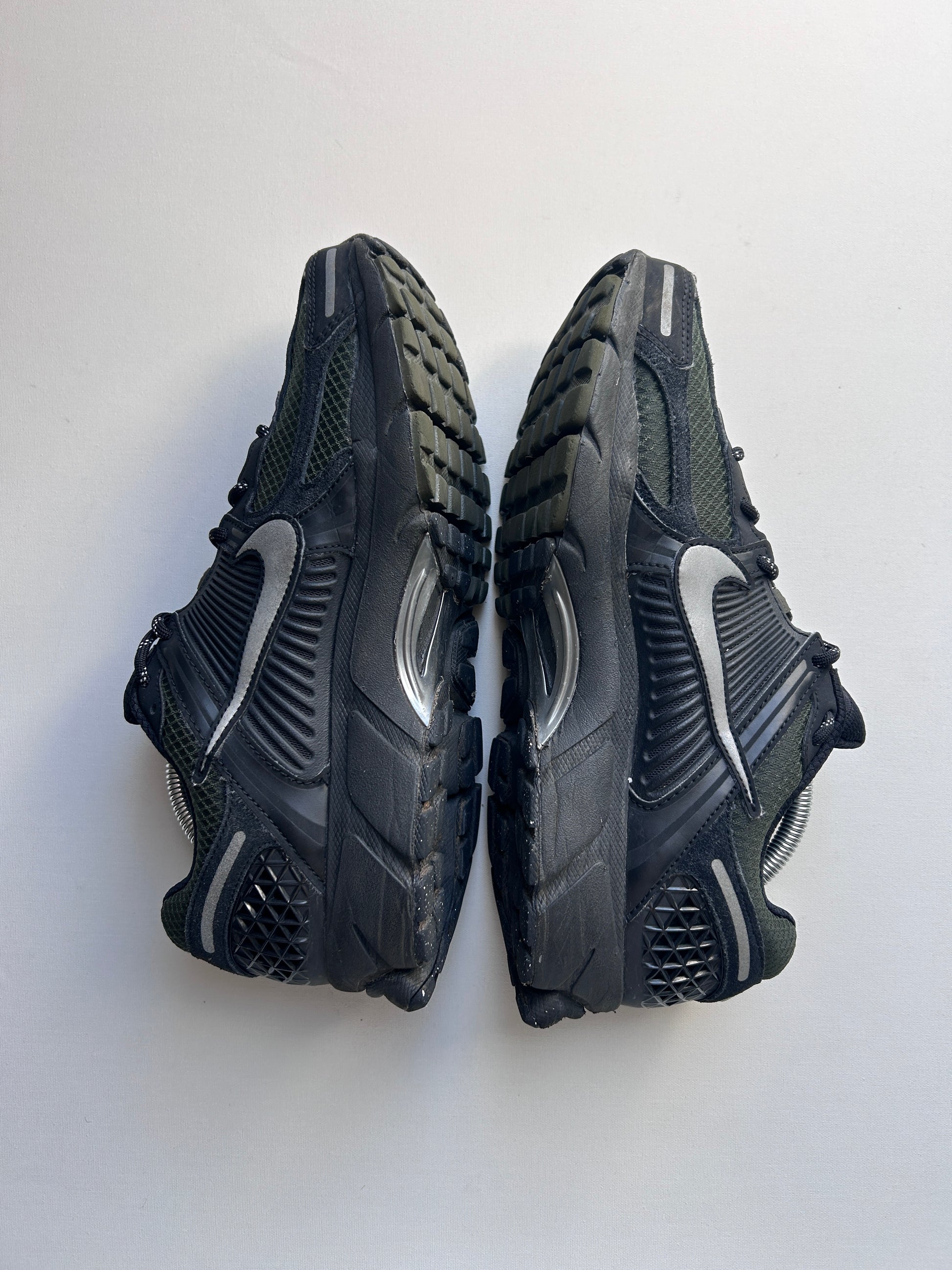 NIKE VOMERO 5 “KHAKI/BLACK” 42,5EU