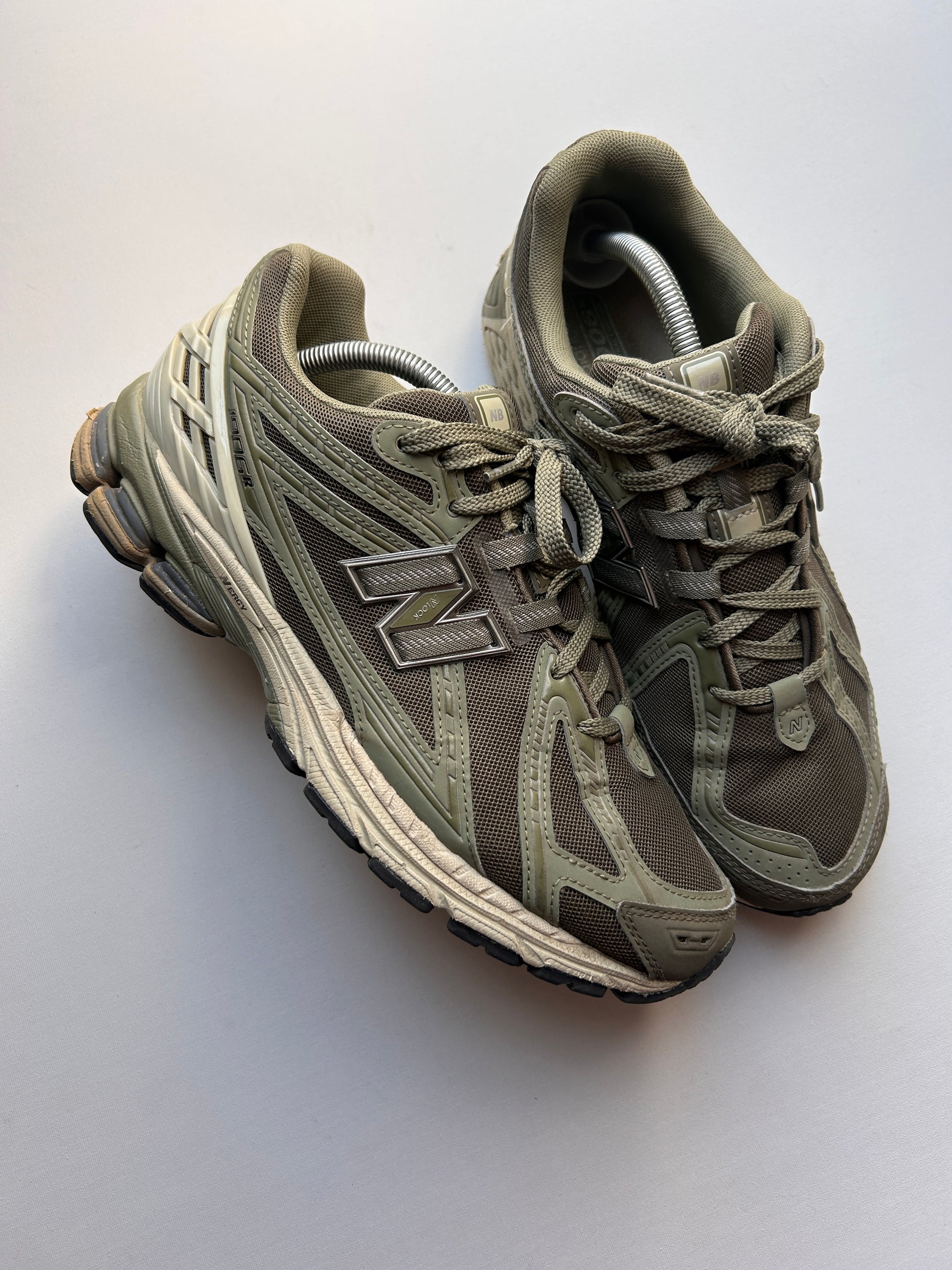 NB1906R “OLIVE” 45EU