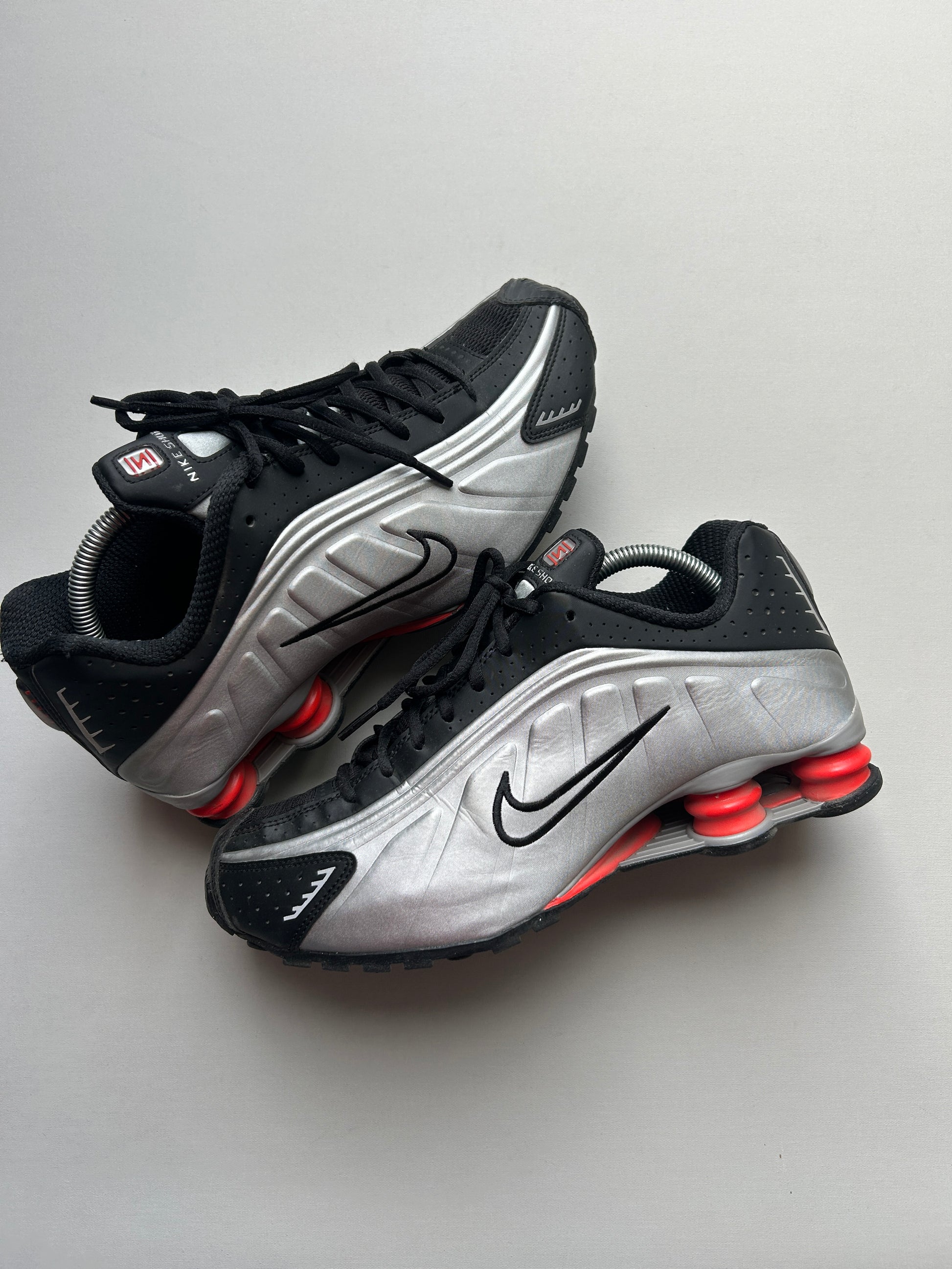 NIKE SHOX R4 “METALLIC SILVER RED” 42,5EU
