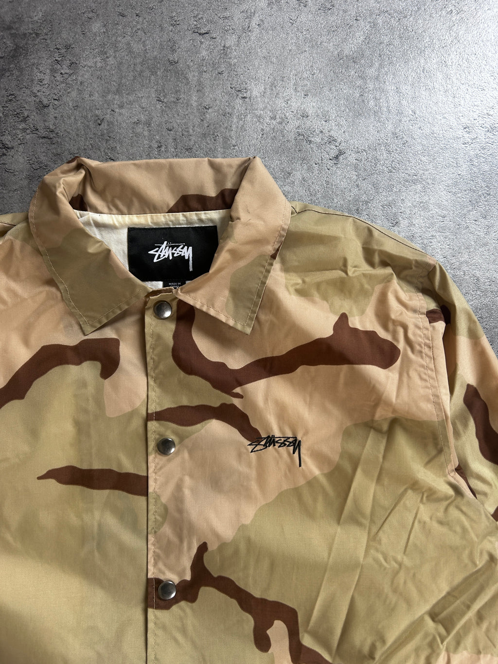 STÜSSY DESERT CAMO COACH JAKKE (M)