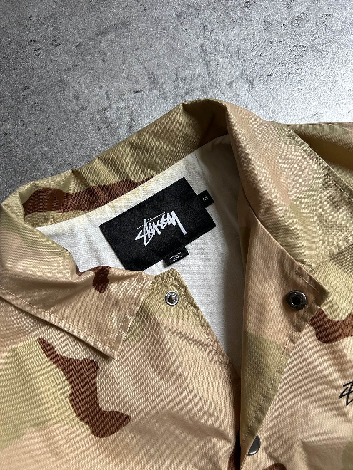 STÜSSY DESERT CAMO COACH JACKET (M)